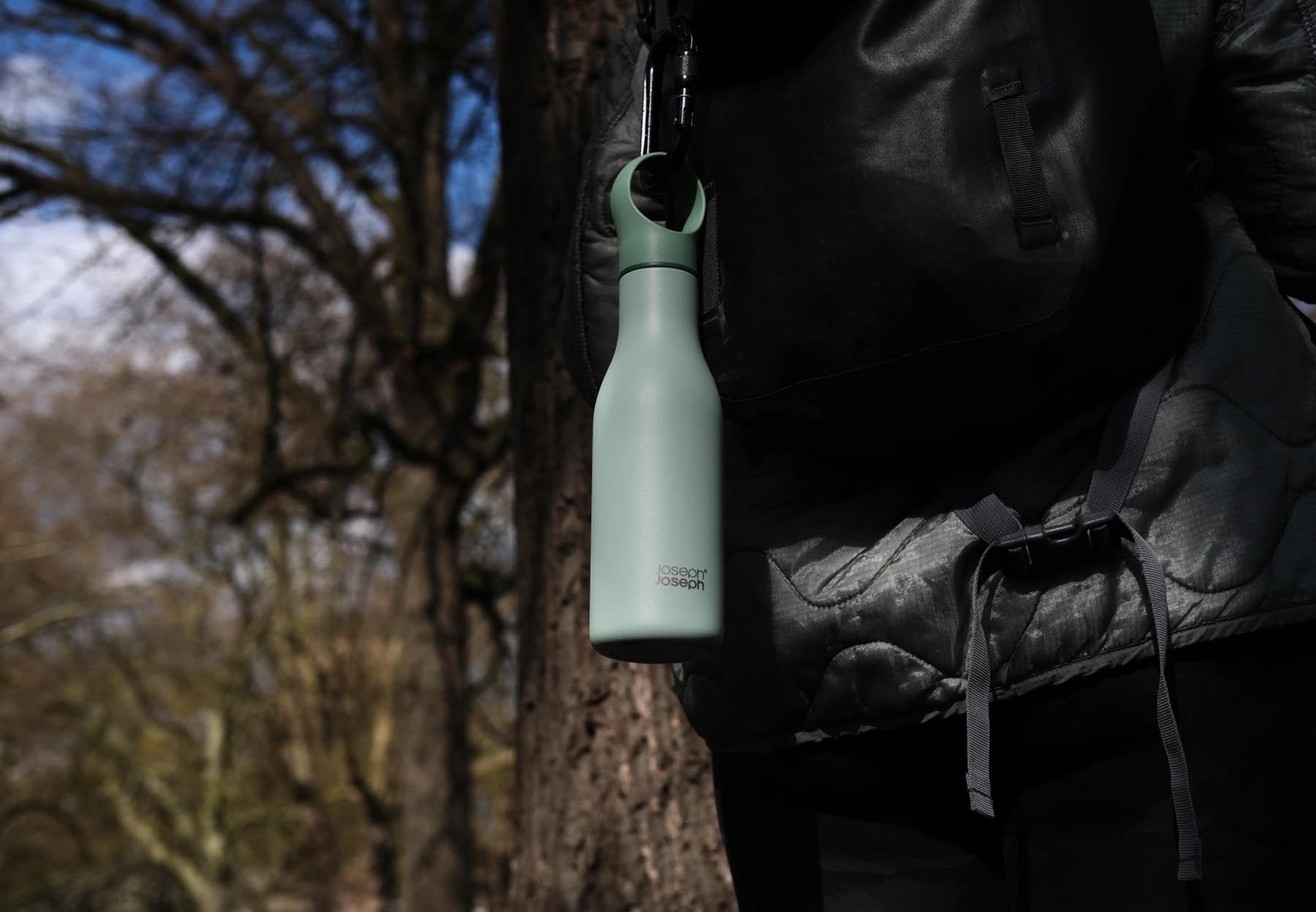 Stylische grüne Loop Wasserflasche von Joseph Joseph, 500ml, ideal für unterwegs und umweltfreundliche Trinklösungen.