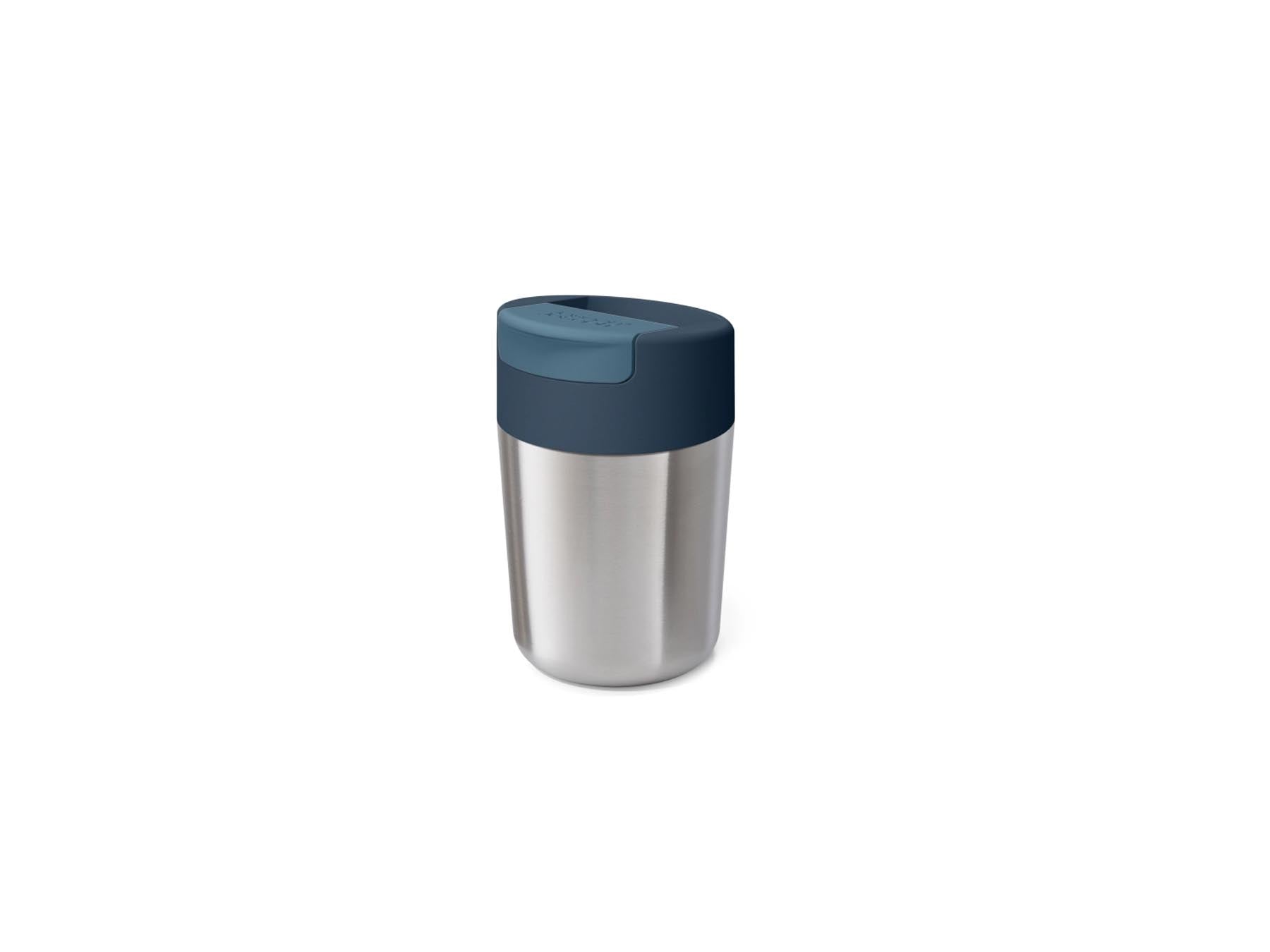 Elegantes Geschenkset von Joseph Joseph mit isolierter Flasche und Travel Mug in Silber, perfekt für umweltbewusste Genießer unterwegs.