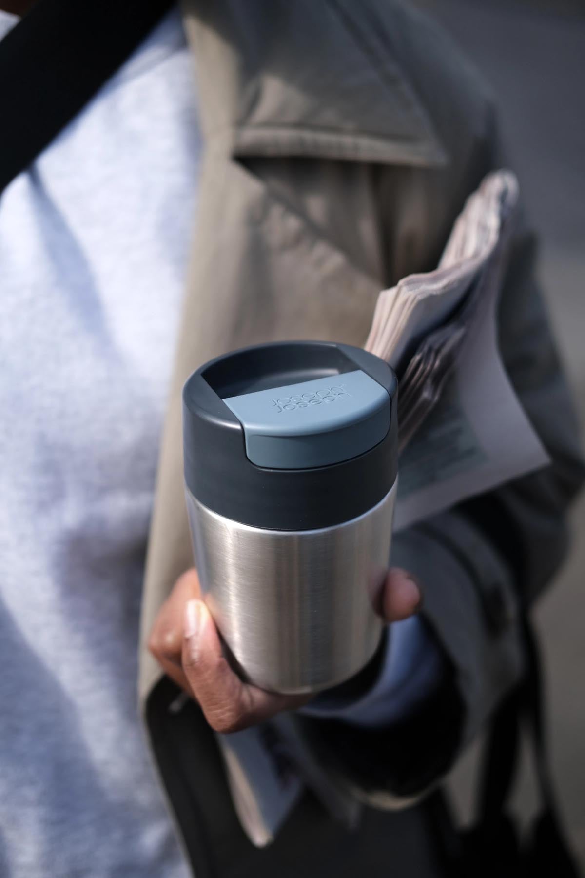 Elegantes Geschenkset von Joseph Joseph mit einer modernen Thermosflasche und einem praktischen Travel Mug in Silber, perfekt für umweltbewusste Reisende.