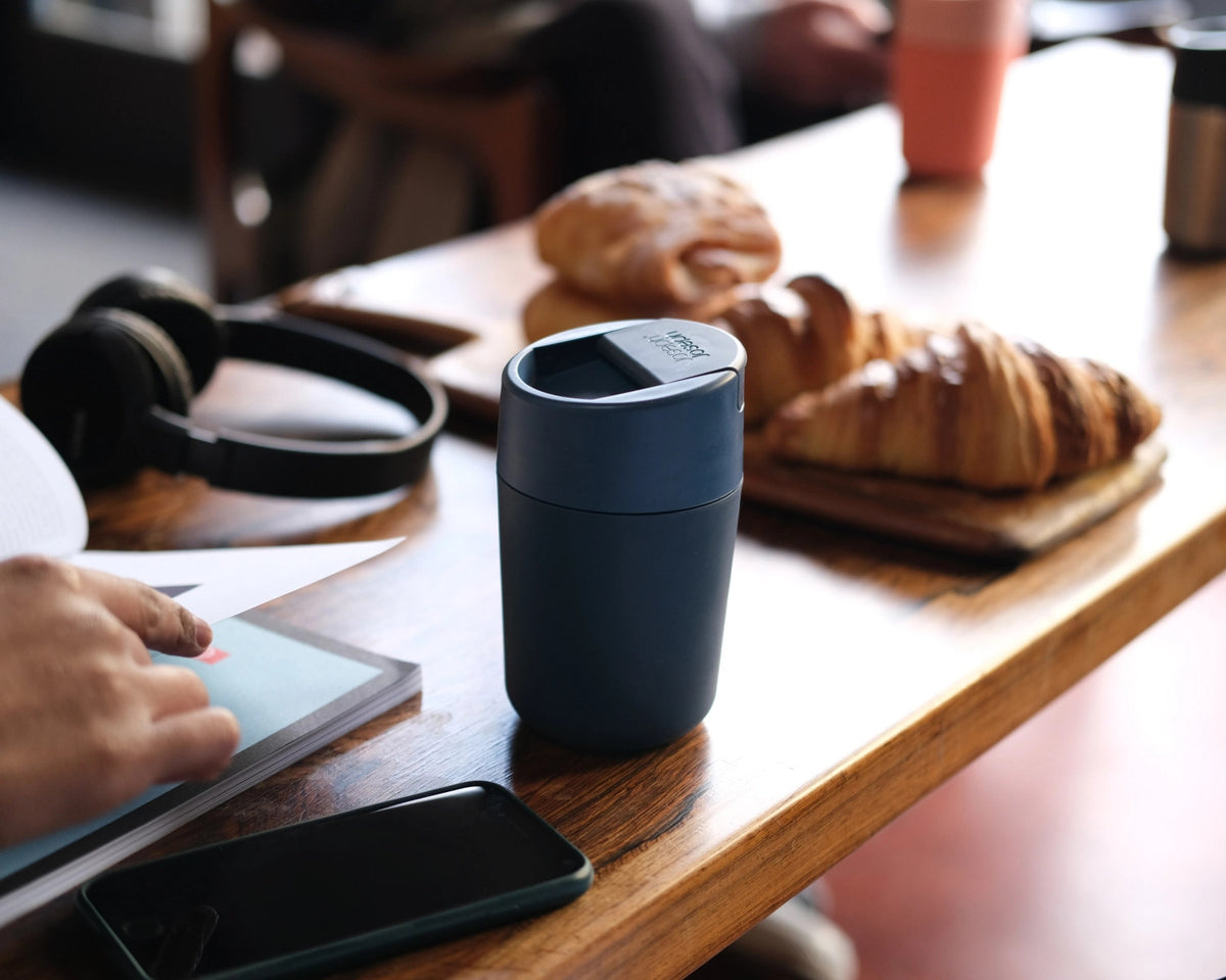 Sipp Reisebecher mit Klappdeckel - 454ml - Blau in Blau präsentiert im Onlineshop von KAQTU Design AG. Aufbewahrungsbehälter ist von Joseph Joseph