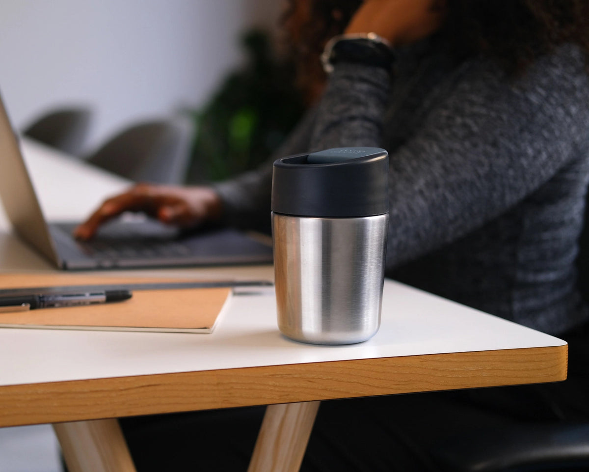 Sipp Stahl EdelstahlReisebecher Klappdeckel 454 ml Anth. in Silber präsentiert im Onlineshop von KAQTU Design AG. Aufbewahrungsbehälter ist von Joseph Joseph