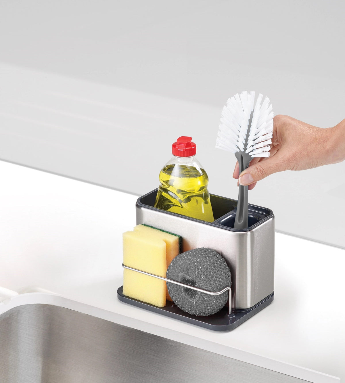 Surface Sink Tidy, gross, 18x12.5x12.8 cm in Silber präsentiert im Onlineshop von KAQTU Design AG. Badzubehör ist von Joseph Joseph