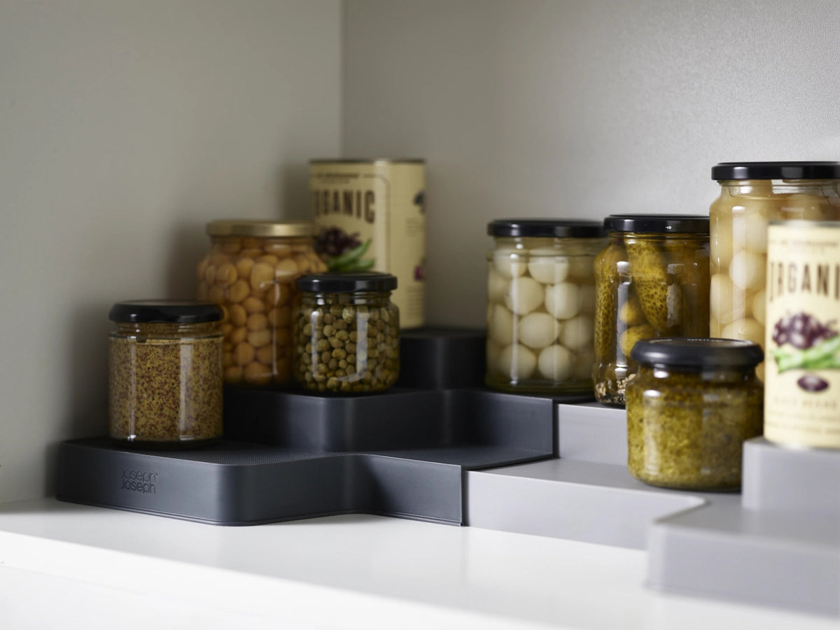 CupboardStore Organizer, erweiterbar in Grau präsentiert im Onlineshop von KAQTU Design AG. Küchenhelfer ist von Joseph Joseph