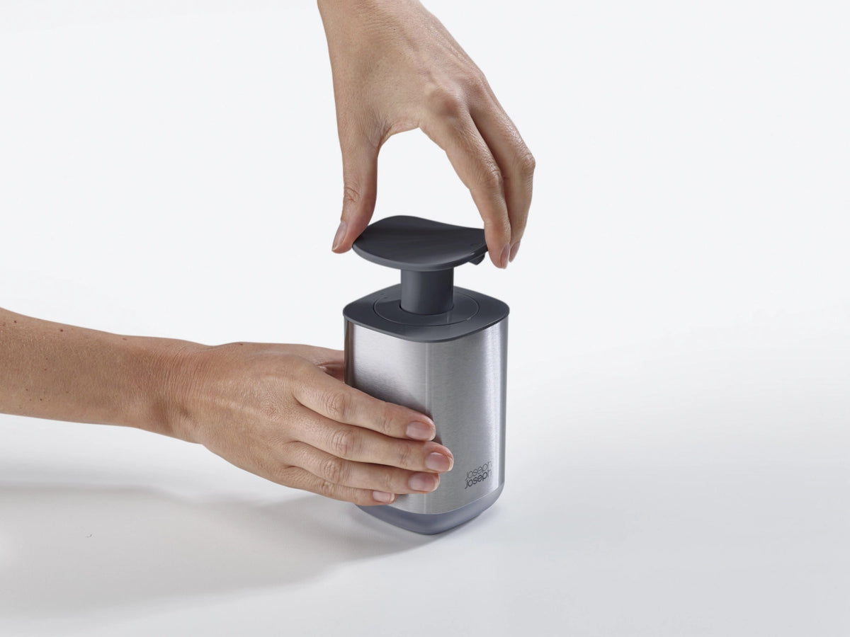 Presto Steel Hygienischer Seifenspender - Grau in Silber präsentiert im Onlineshop von KAQTU Design AG. Abwasch ist von Joseph Joseph