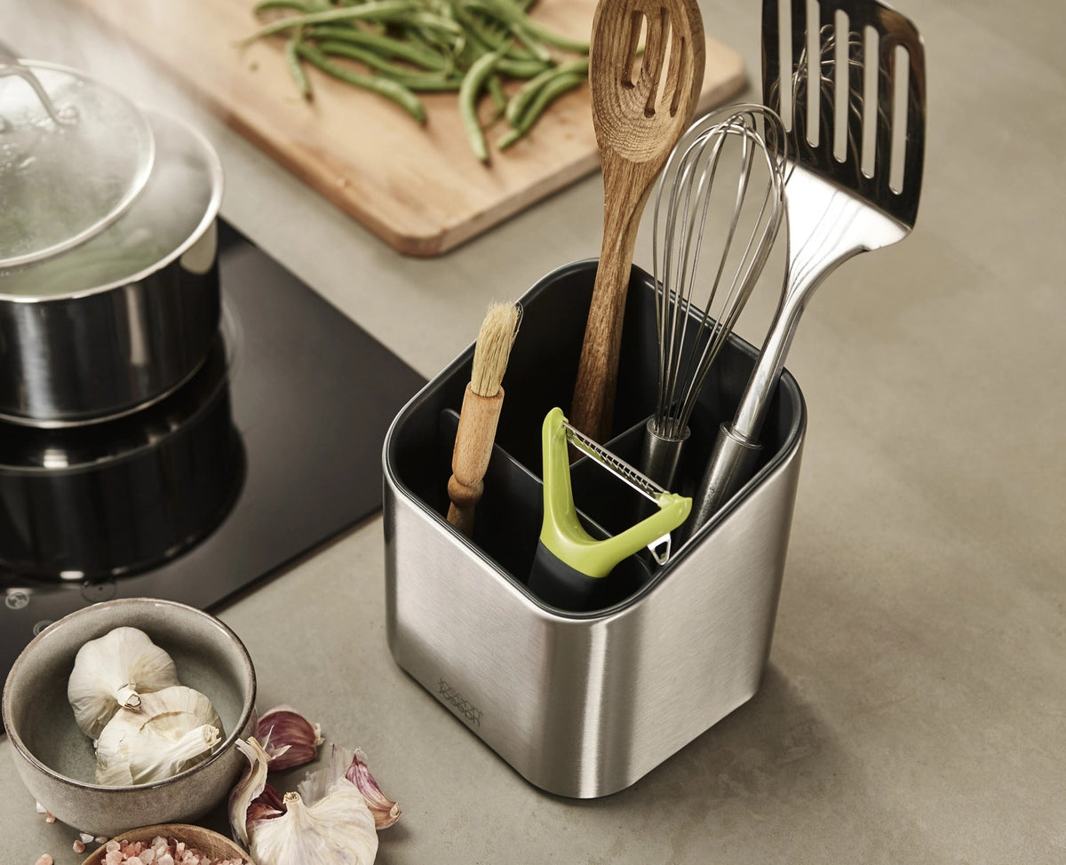 Surface Edelstahl Utensilienbehälter in Silber präsentiert im Onlineshop von KAQTU Design AG. Aufbewahrungsbehälter ist von Joseph Joseph