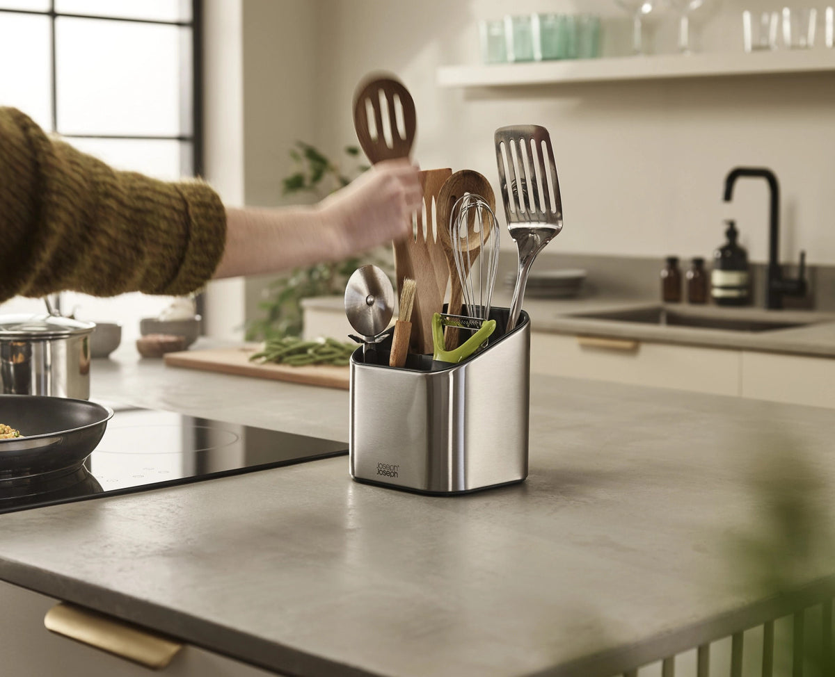 Surface Edelstahl Utensilienbehälter in Silber präsentiert im Onlineshop von KAQTU Design AG. Aufbewahrungsbehälter ist von Joseph Joseph