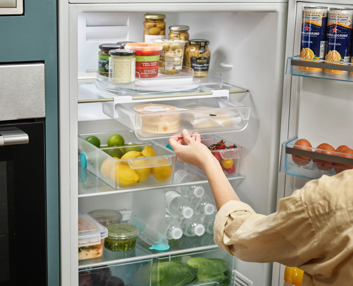 FridgeStore Tablar Schublade in Blau präsentiert im Onlineshop von KAQTU Design AG. Aufbewahrungsbehälter ist von Joseph Joseph
