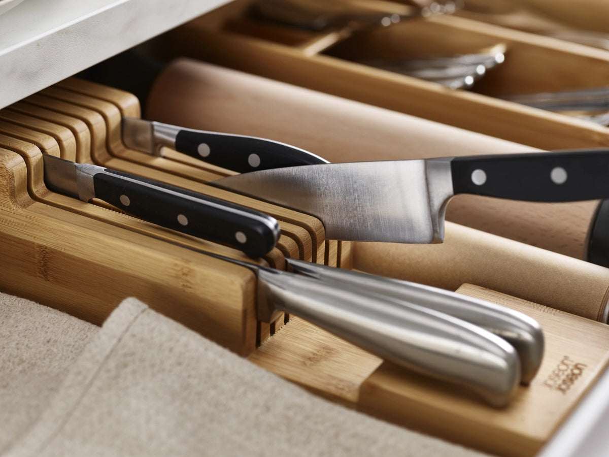 DrawerStore Bamboo Messerliege mit zwei Ebenen Bambus in Braun präsentiert im Onlineshop von KAQTU Design AG. Küchenhelfer ist von Joseph Joseph