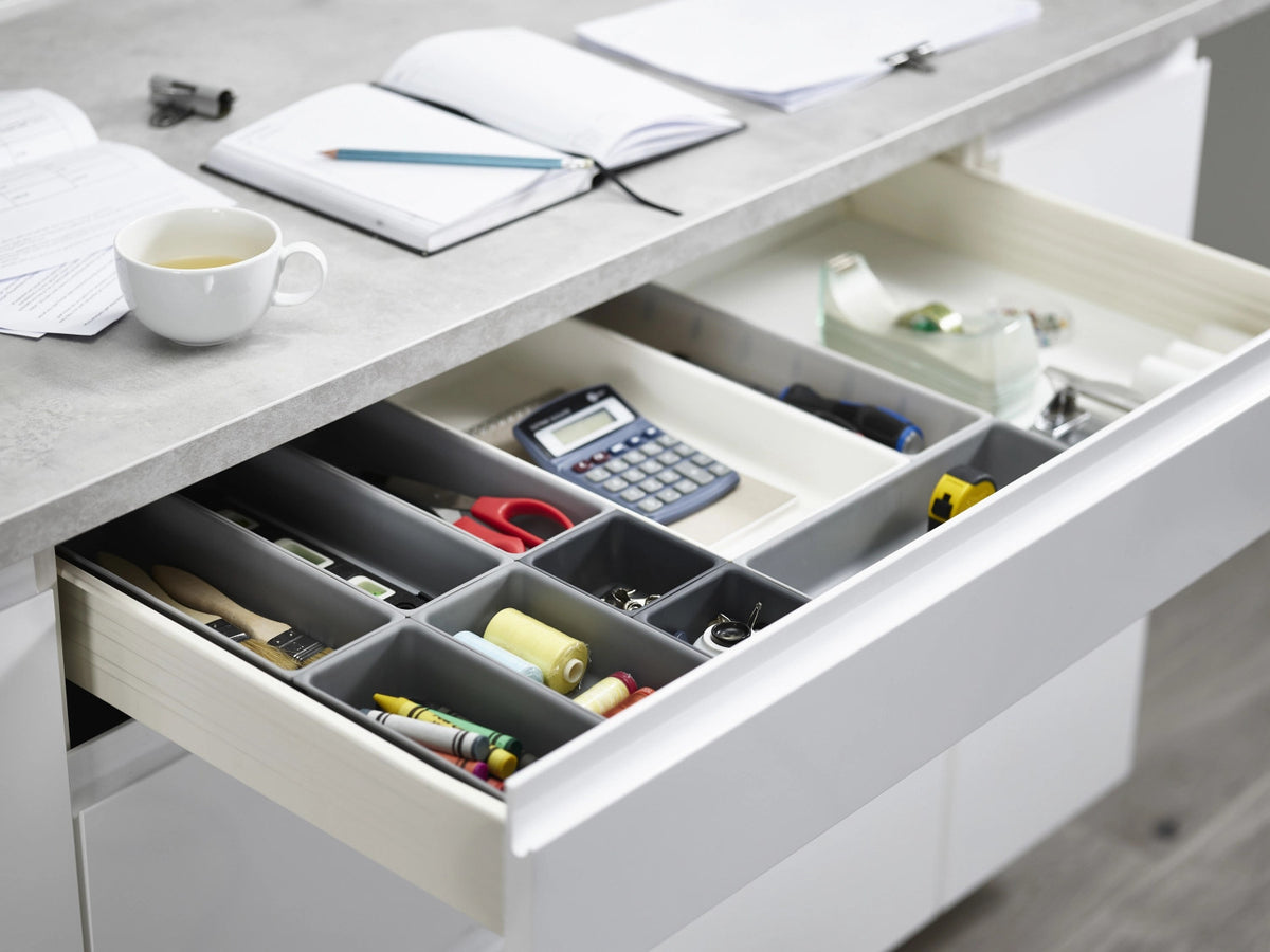 Blox 10-teiliges Schubladen-Organizer-Set in Silber präsentiert im Onlineshop von KAQTU Design AG. Aufbewahrungsbehälter ist von Joseph Joseph