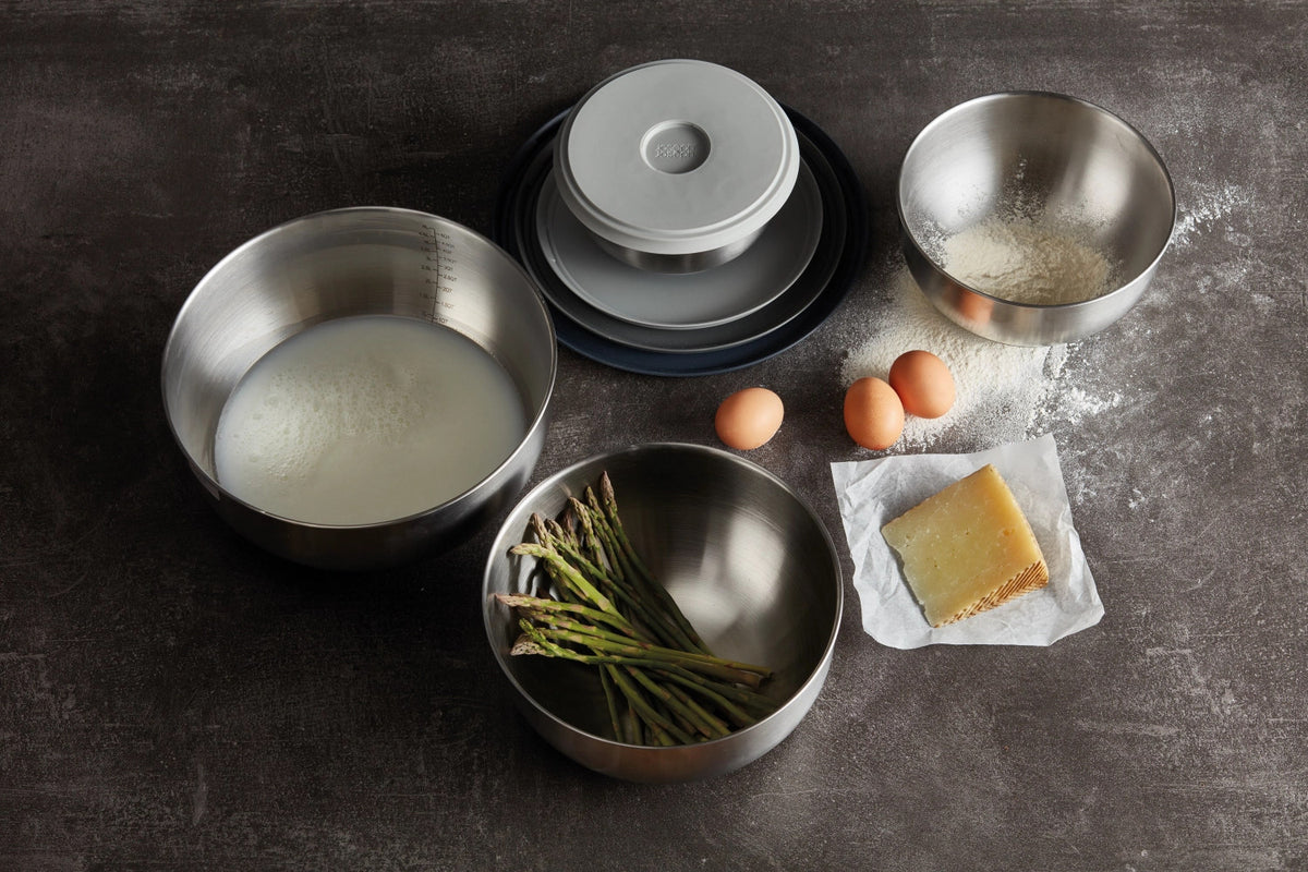Nest Steel Collection Schüsselset 4-tlg. in Silber präsentiert im Onlineshop von KAQTU Design AG. Küchenhelfer ist von Joseph Joseph