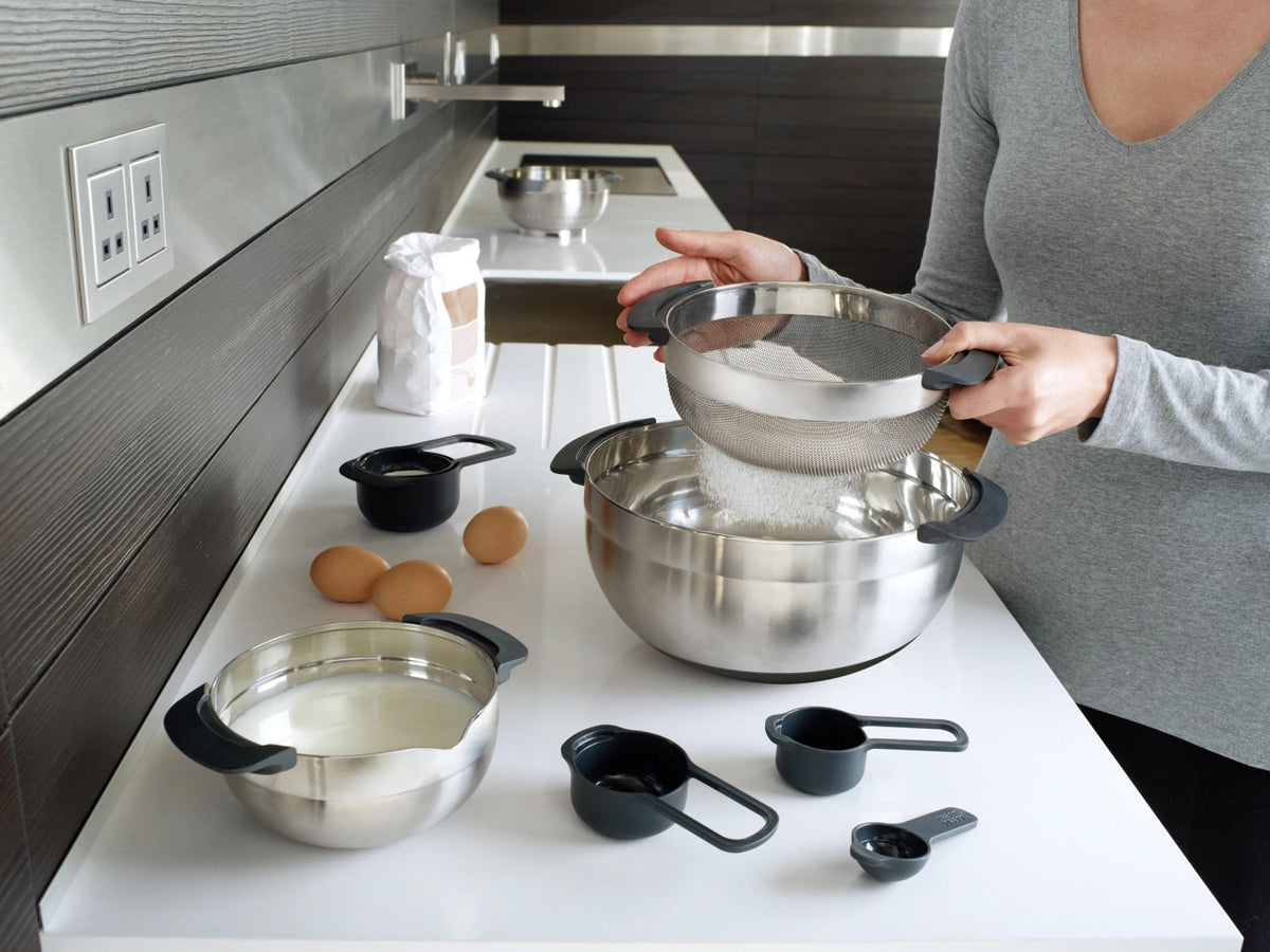 Nest Steel 9 Collection Schüssel- Messlöffelset 9-tlg. in Schwarz präsentiert im Onlineshop von KAQTU Design AG. Küchenhelfer ist von Joseph Joseph
