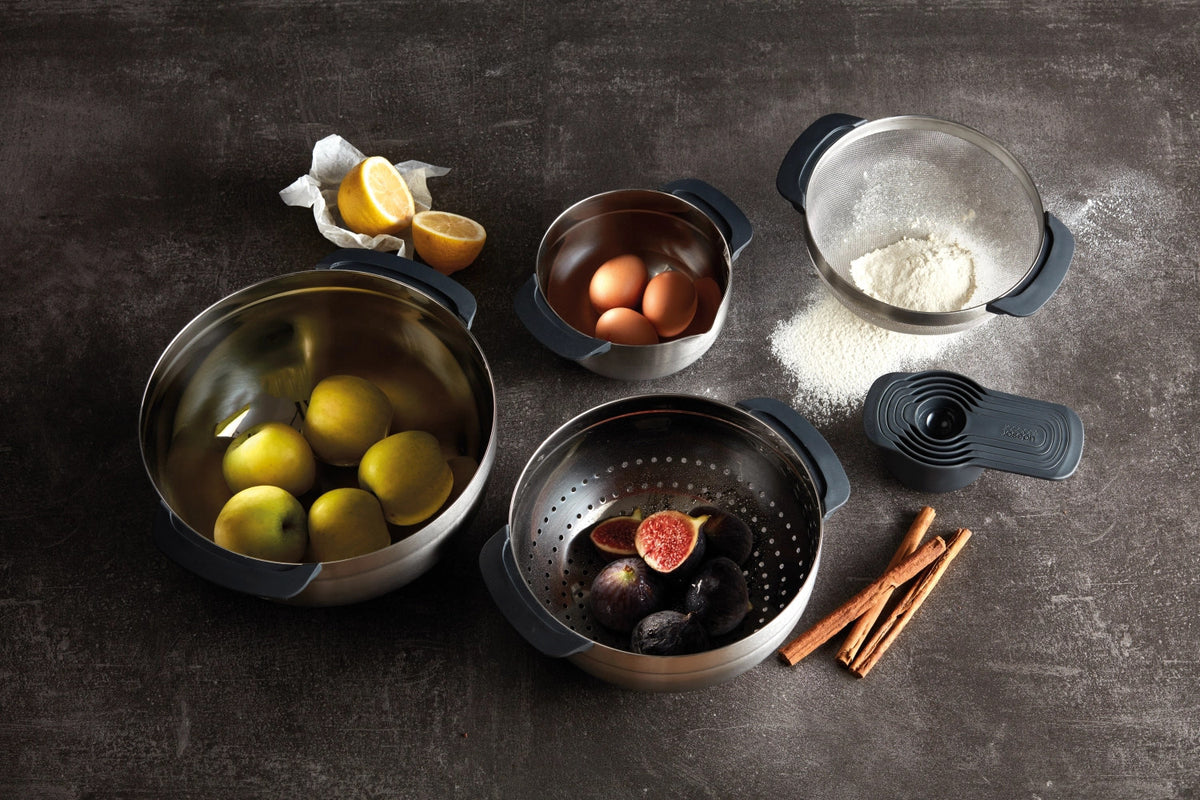Nest Steel 9 Collection Schüssel- Messlöffelset 9-tlg. in Schwarz präsentiert im Onlineshop von KAQTU Design AG. Küchenhelfer ist von Joseph Joseph