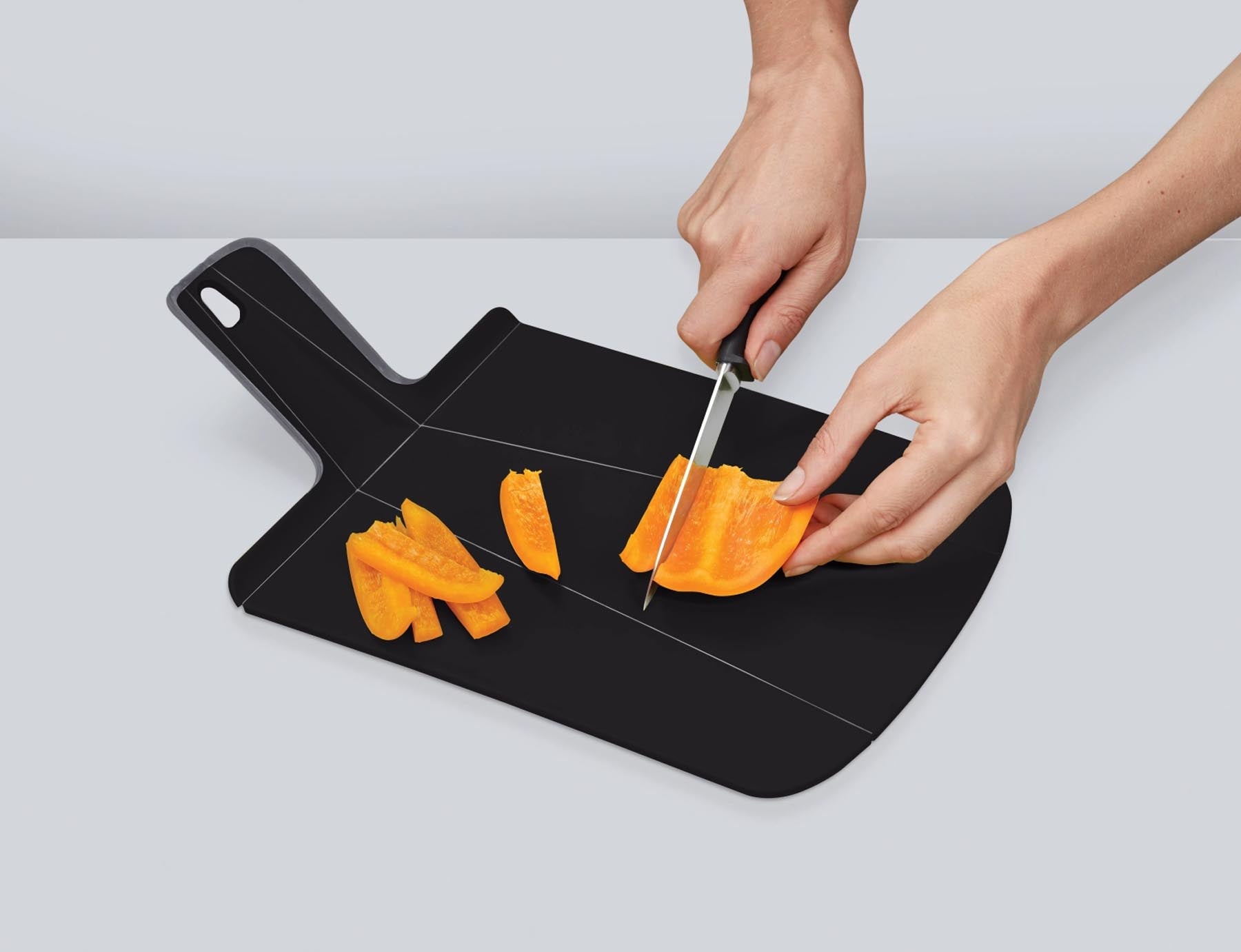 Elegantes schwarzes Chop2pot Plus Schneidebrett von Joseph Joseph, 38x21x1.5cm, perfekt für präzises Schneiden und einfaches Servieren dank innovativer Klappmechanik.