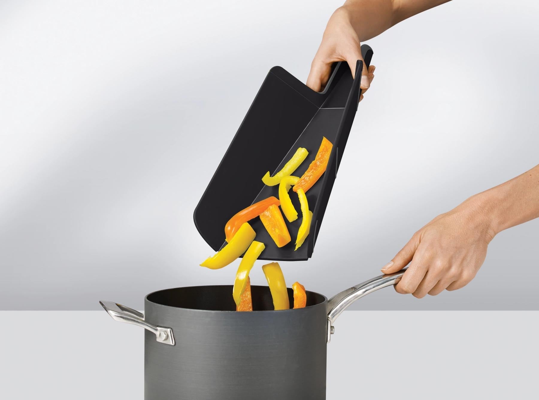 Schwarzes Chop2pot Plus Schneidebrett von Joseph Joseph, 38x21x1.5cm, ideal für müheloses Schneiden und praktisches Umfüllen von Lebensmitteln.