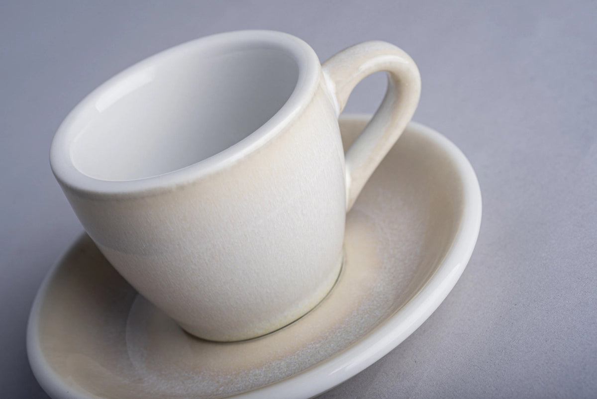 Egg Espresso Tasse 80ml in Elfenbein präsentiert im Onlineshop von KAQTU Design AG. Espressotassen ist von Loveramics