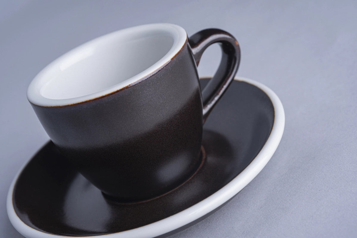 Egg Untertassen für Espresso bis Café Latte in Schwarzpulver präsentiert im Onlineshop von KAQTU Design AG. Untertassen ist von Loveramics