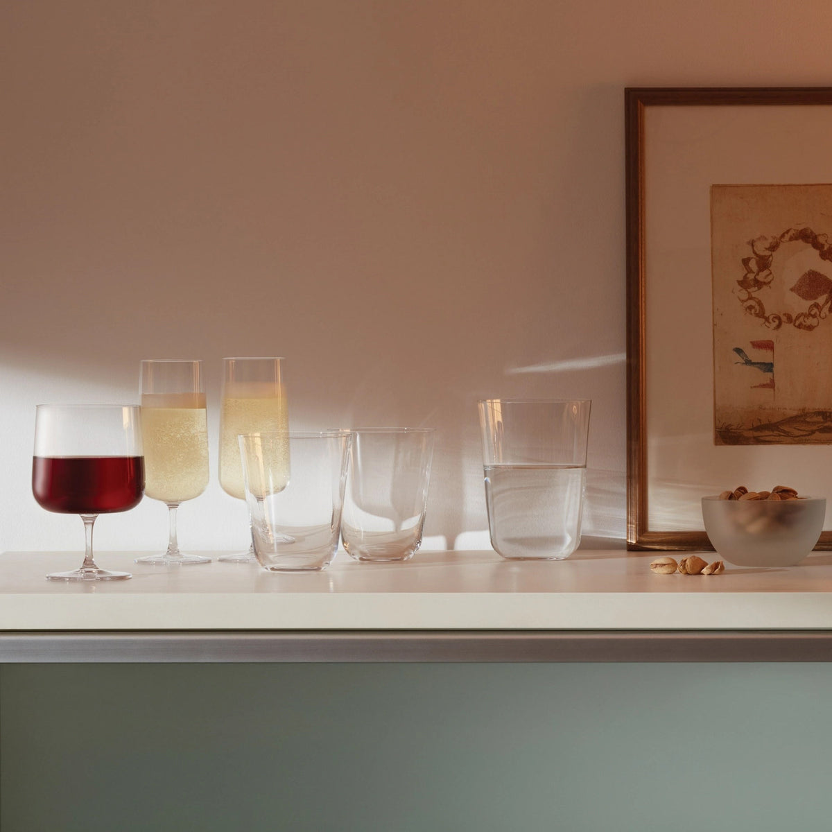 Vier transparente Trinkgläser der Arc Serie von LSA aus Kalknatronglas mit abgerundetem Boden und verjüngtem Profil, 380 ml Fassungsvermögen.