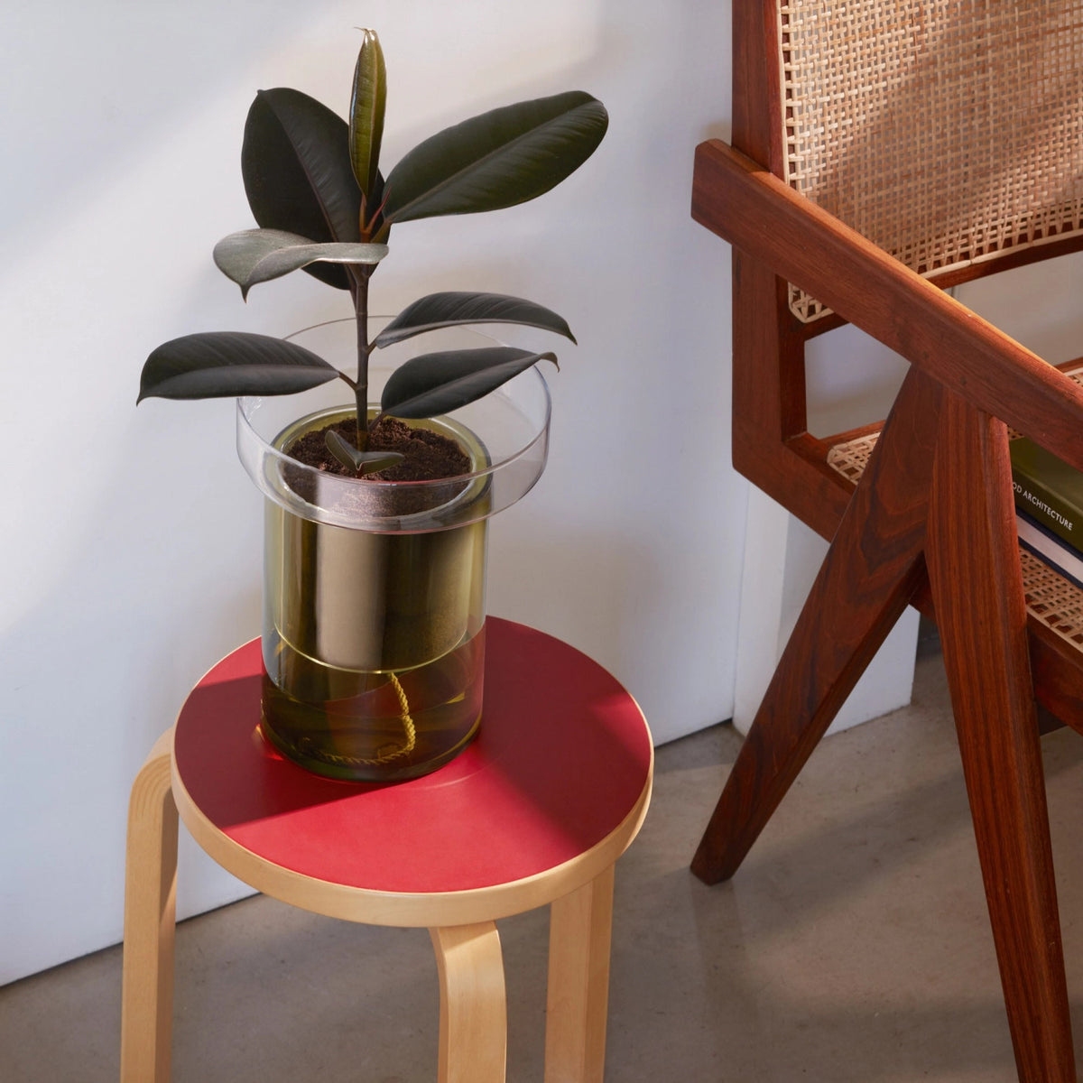 Pflanzentopf Balcony selbstwässernd H27 Ø22 cm klar/olivgrün in Grün präsentiert im Onlineshop von KAQTU Design AG. Vase ist von LSA