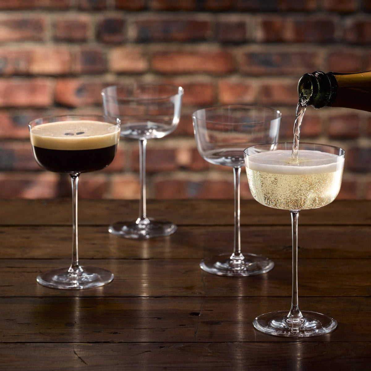 Vier transparente Cocktailschalen aus Kristallglas mit ausgestellter Schale und feinem, geradem Stiel, Modell Borough von LSA, 240ml Fassungsvermögen