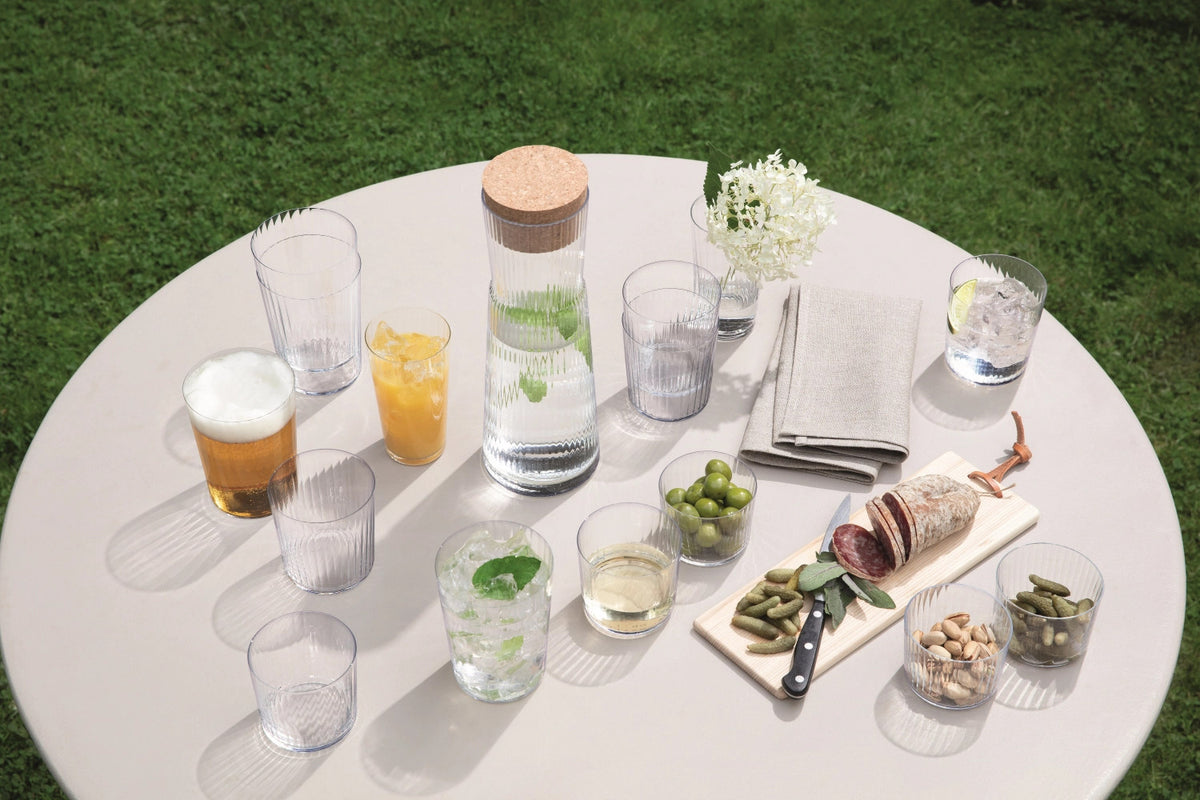 4er Set Gio Line Becher 390ml von LSA: transparente Trinkgläser aus Glas mit feinwandiger, linearer Struktur, stapelbar aufgestellt.