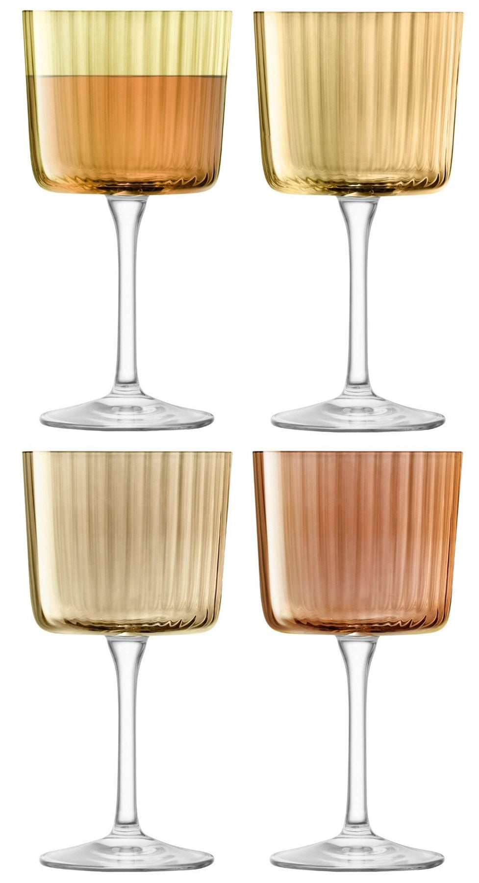Vier Weingläser aus Glas der Serie Gems von LSA in verschiedenen Bernsteintönen, mit Stiel und feinen Wänden, handbemalt, auf weissem Hintergrund.