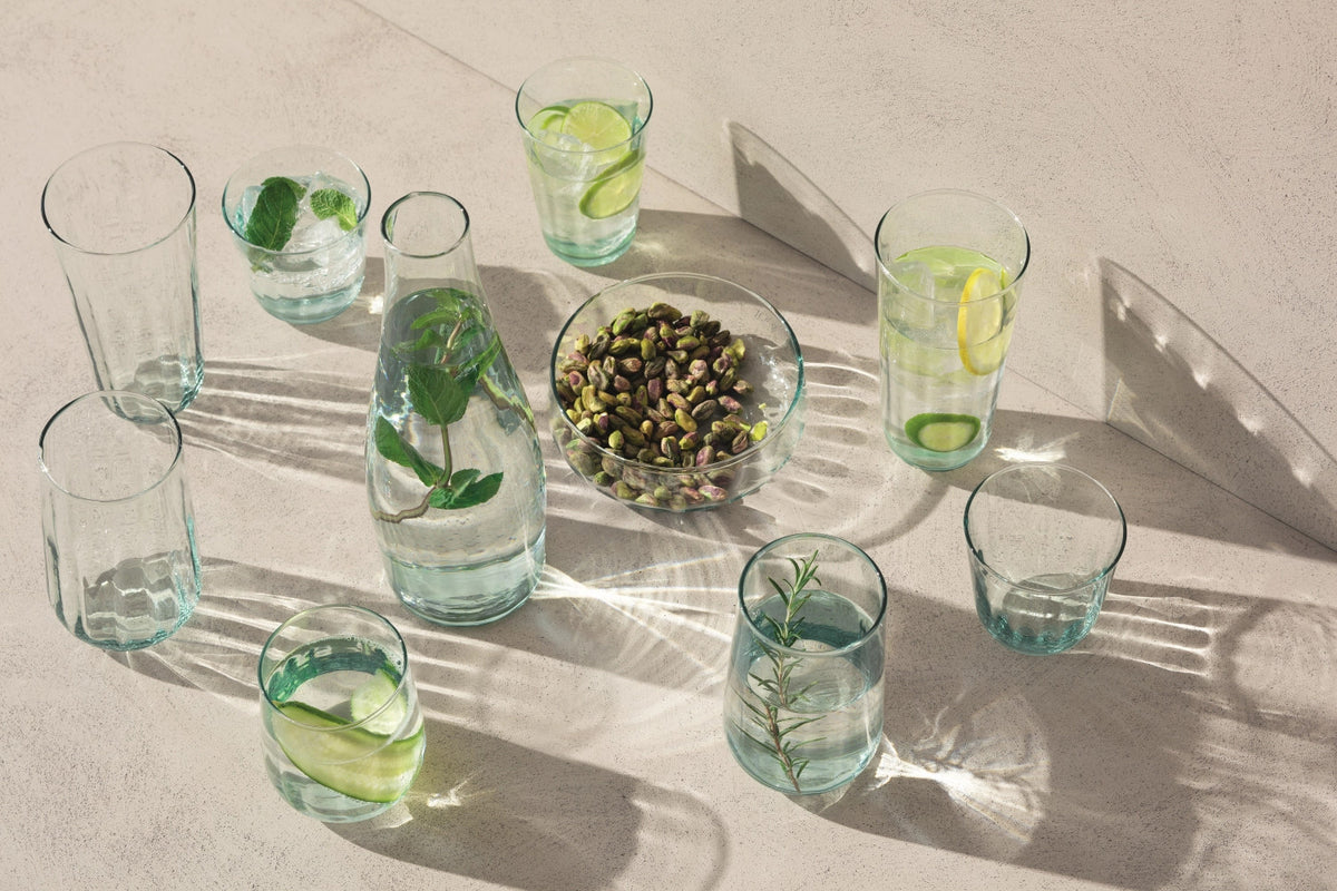 Mia Wasserkaraffe 1.25L - recy. Optik in Transparent präsentiert im Onlineshop von KAQTU Design AG. Karaffe ist von LSA