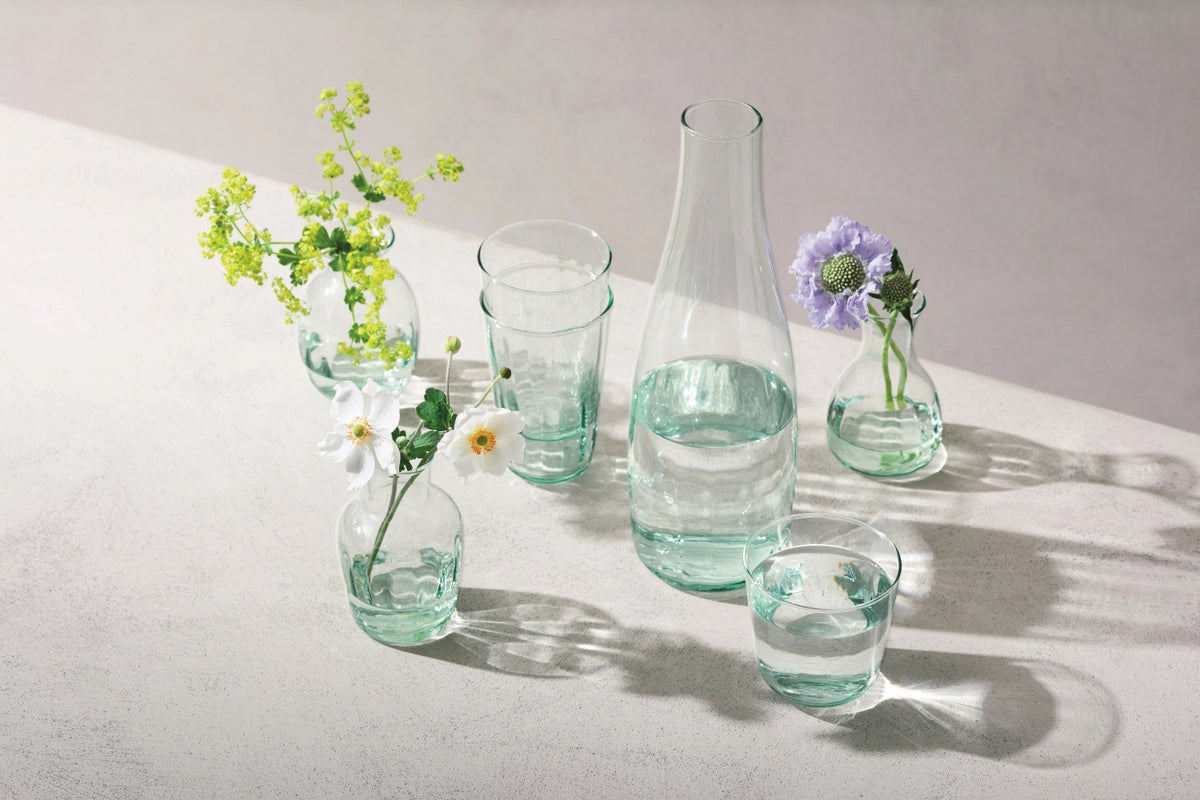 Mia Wasserkaraffe 1.25L - recy. Optik in Transparent präsentiert im Onlineshop von KAQTU Design AG. Karaffe ist von LSA