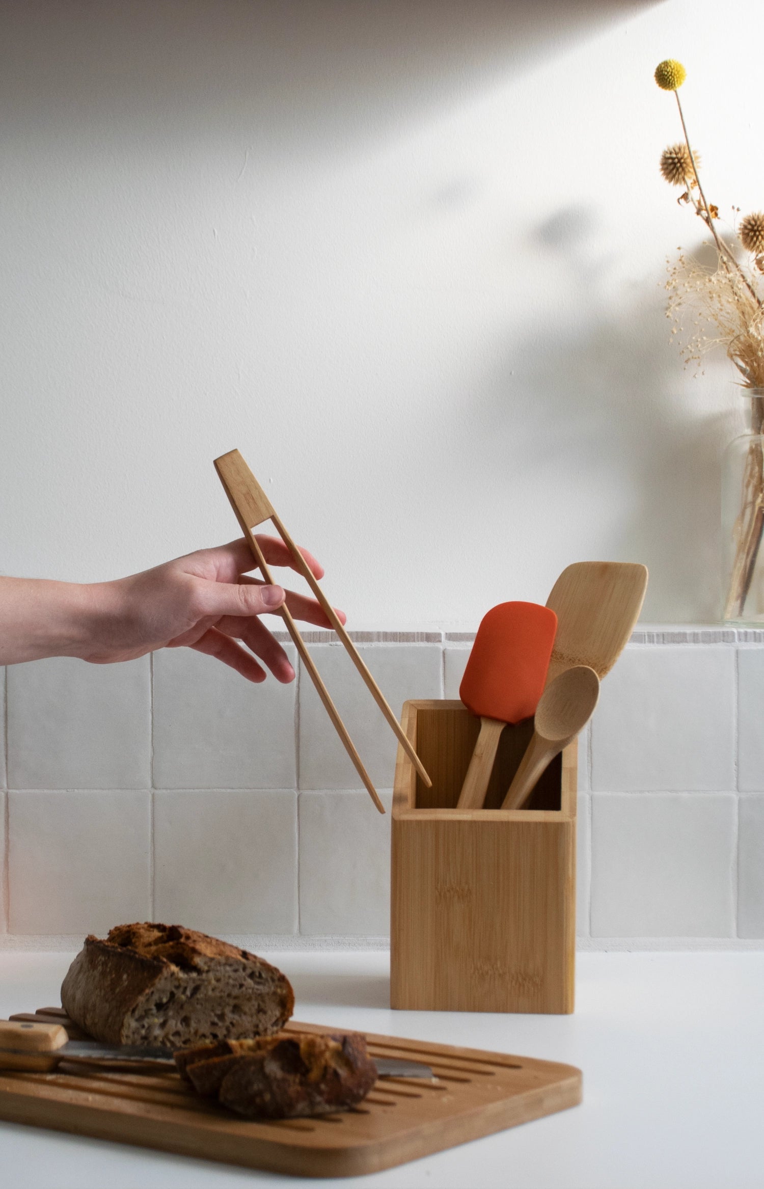 Die Pebbly Zange (24 cm) aus robustem Bambus vereint Funktionalität und Eleganz. Ideal zum Servieren und Wenden, ein Must-Have für jede Küche!