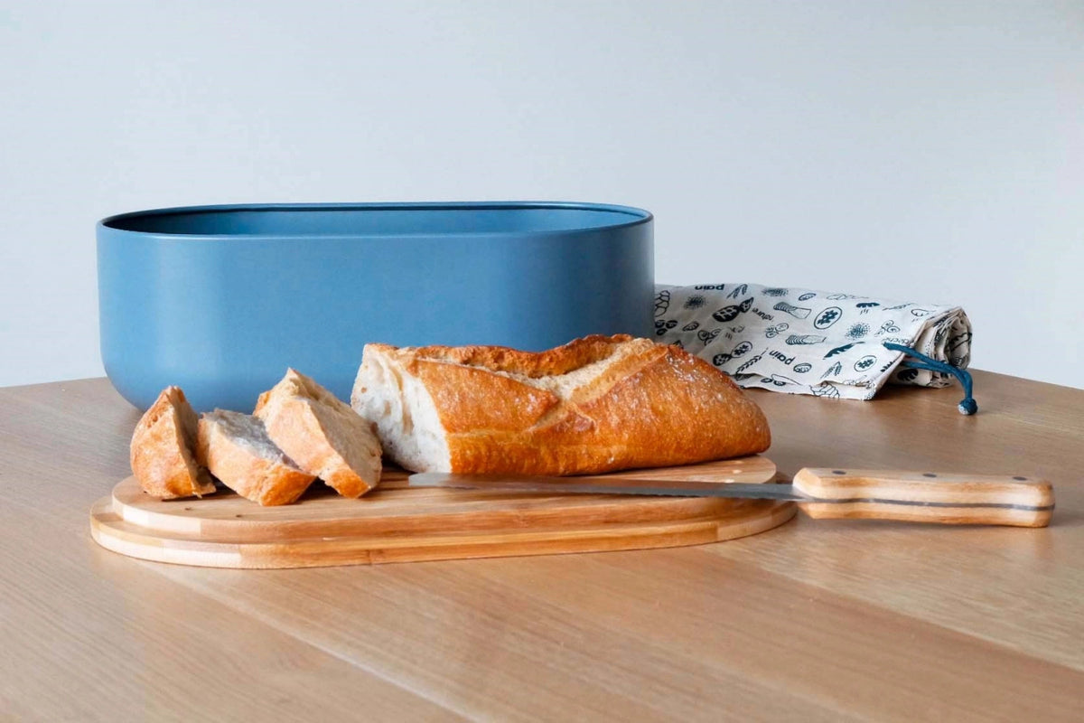 Pebbly Brotkasten m. Schneidebr., Messer, Brotbeutel, Slate in Braun präsentiert im Onlineshop von KAQTU Design AG. Brotsack ist von Pebbly