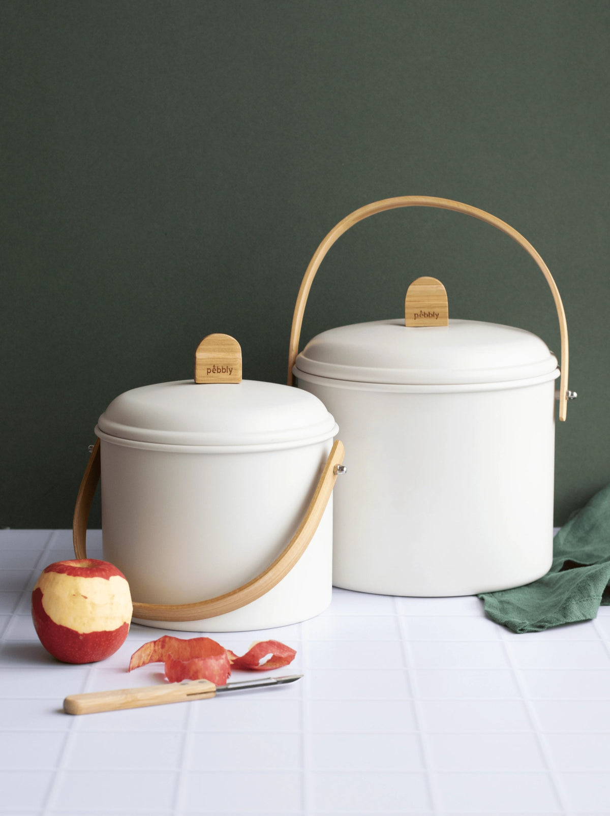 Pebbly Kompostbehälter 3.5l Metall u. Bambus mit Kohlefilter in Beige präsentiert im Onlineshop von KAQTU Design AG. Mülleimer ist von Pebbly
