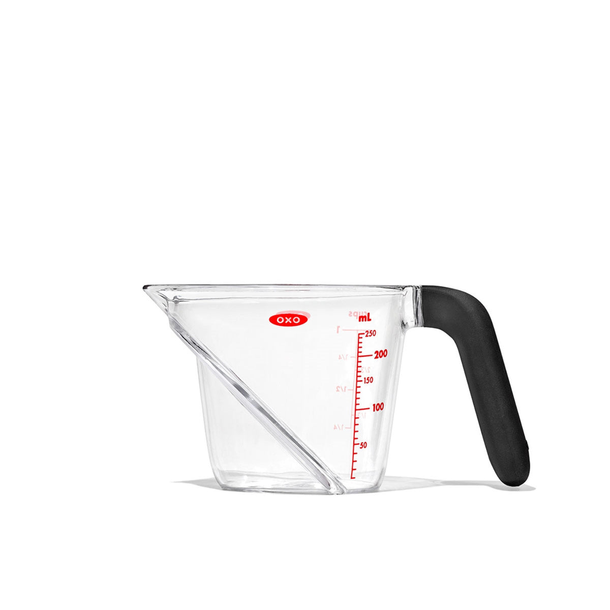 Abgewinkelter Messbecher, 250 ml in Transparent präsentiert im Onlineshop von KAQTU Design AG. Küchenhelfer ist von OXO