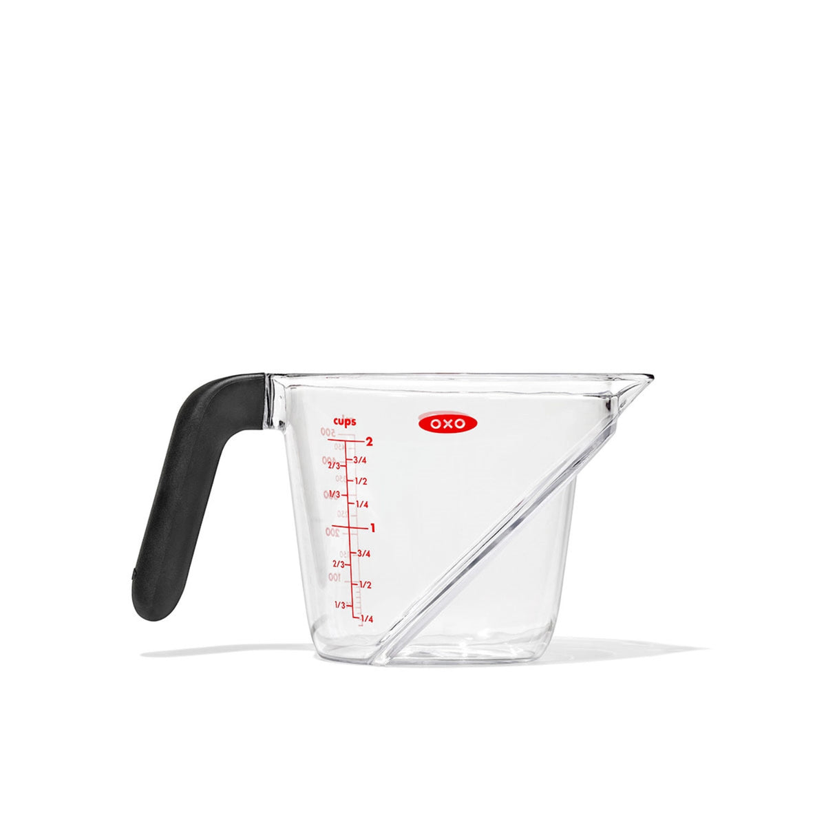Abgewinkelter Messbecher, 500 ml in Transparent präsentiert im Onlineshop von KAQTU Design AG. Küchenhelfer ist von OXO