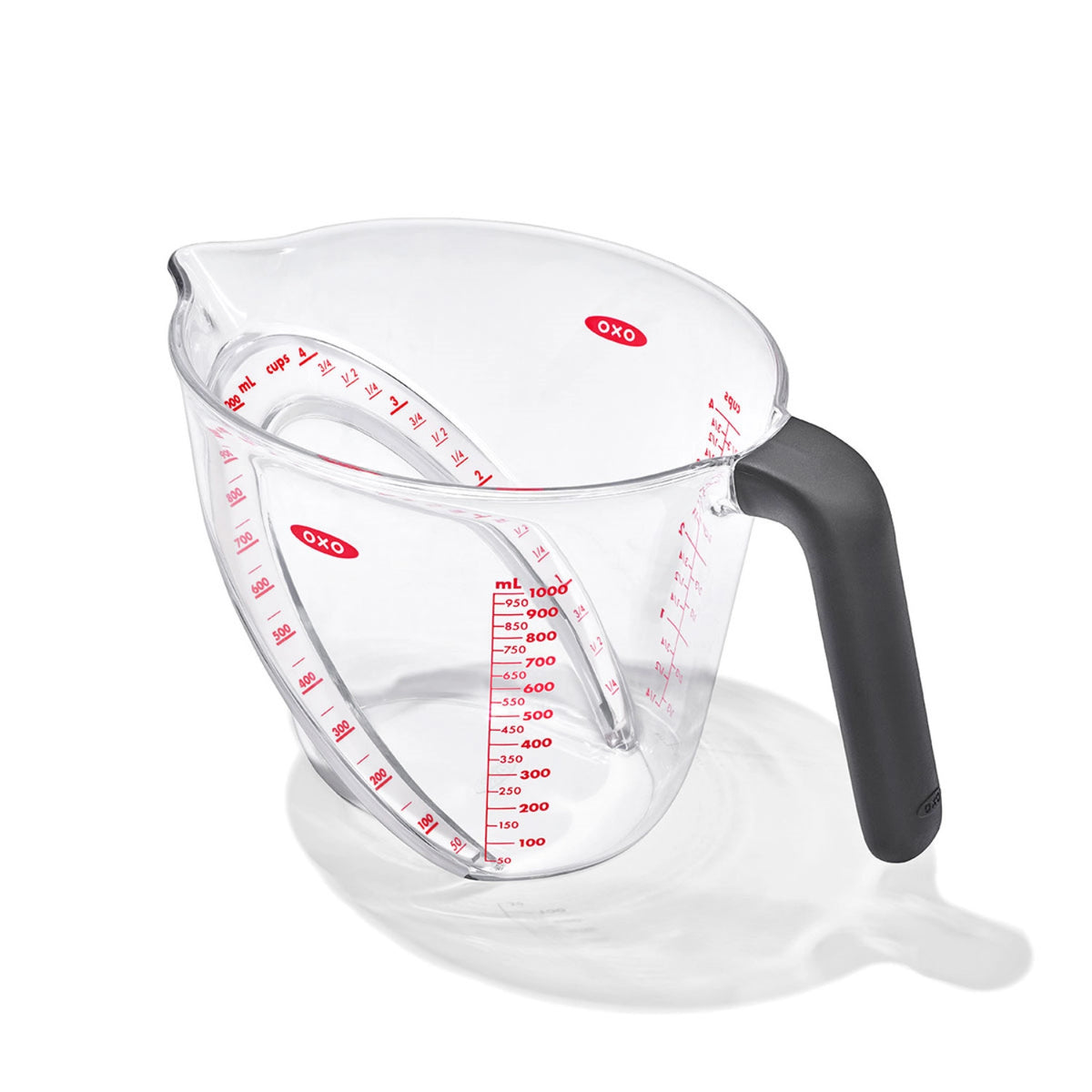 Abgewinkelter Messbecher 1L in Transparent präsentiert im Onlineshop von KAQTU Design AG. Küchenhelfer ist von OXO