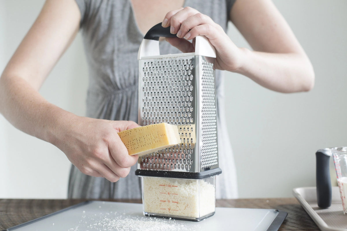 4-seitige Reibe m. Auffangbehälter in Silber präsentiert im Onlineshop von KAQTU Design AG. Küchenhelfer ist von OXO