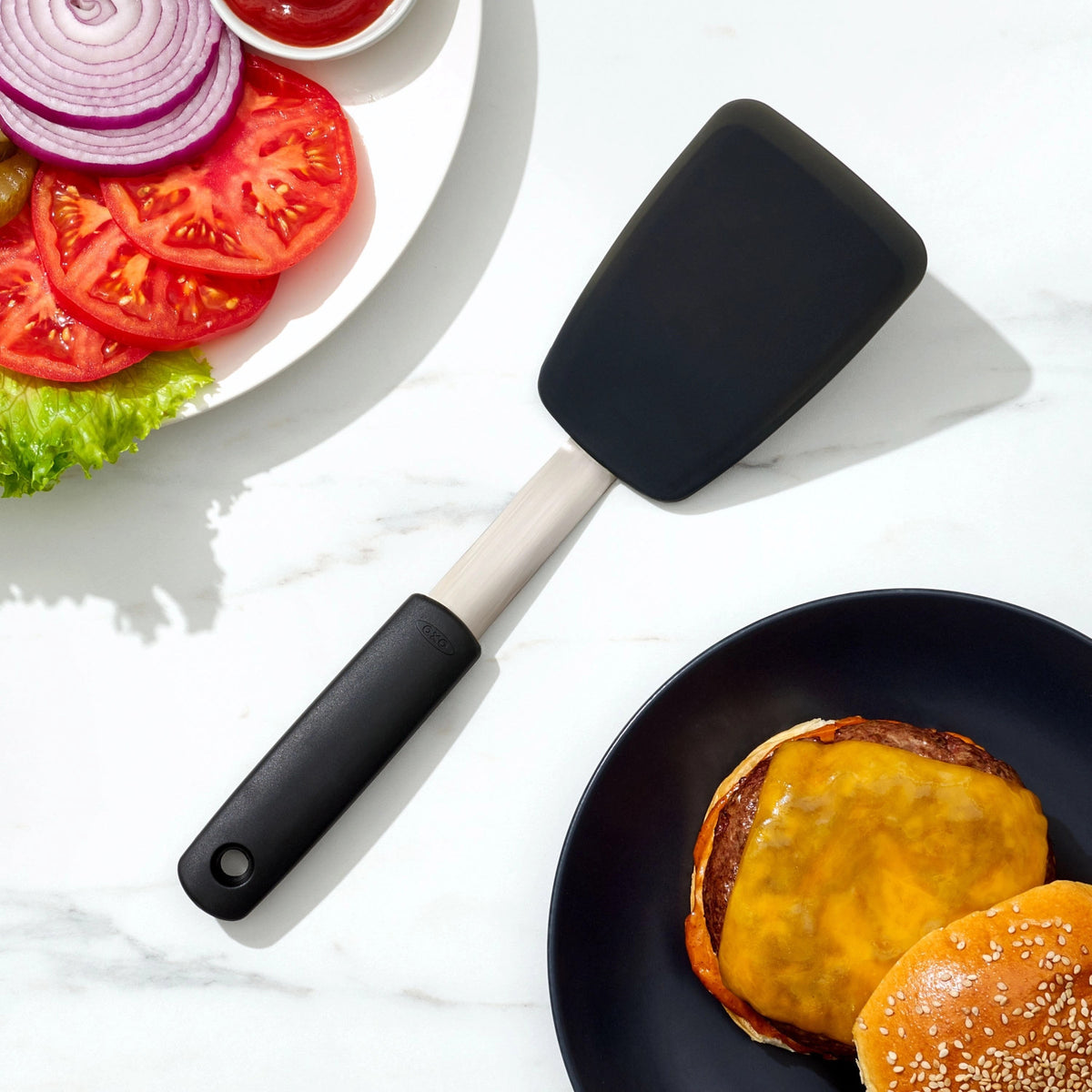 Flexibler Silikon-Pfannenwender 28.5 cm in Schwarz präsentiert im Onlineshop von KAQTU Design AG. Pfannenwender ist von OXO