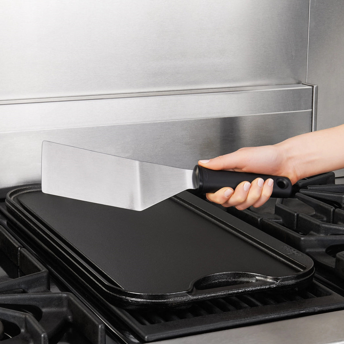 Good Grips Grillwender Plancha 32x7x3cm in Schwarz präsentiert im Onlineshop von KAQTU Design AG. Kochbesteck ist von OXO