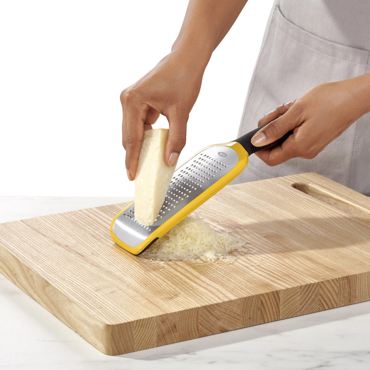 OXO Mittelfeine Reibe, geätzt in Gelb präsentiert im Onlineshop von KAQTU Design AG. Küchenhelfer ist von OXO