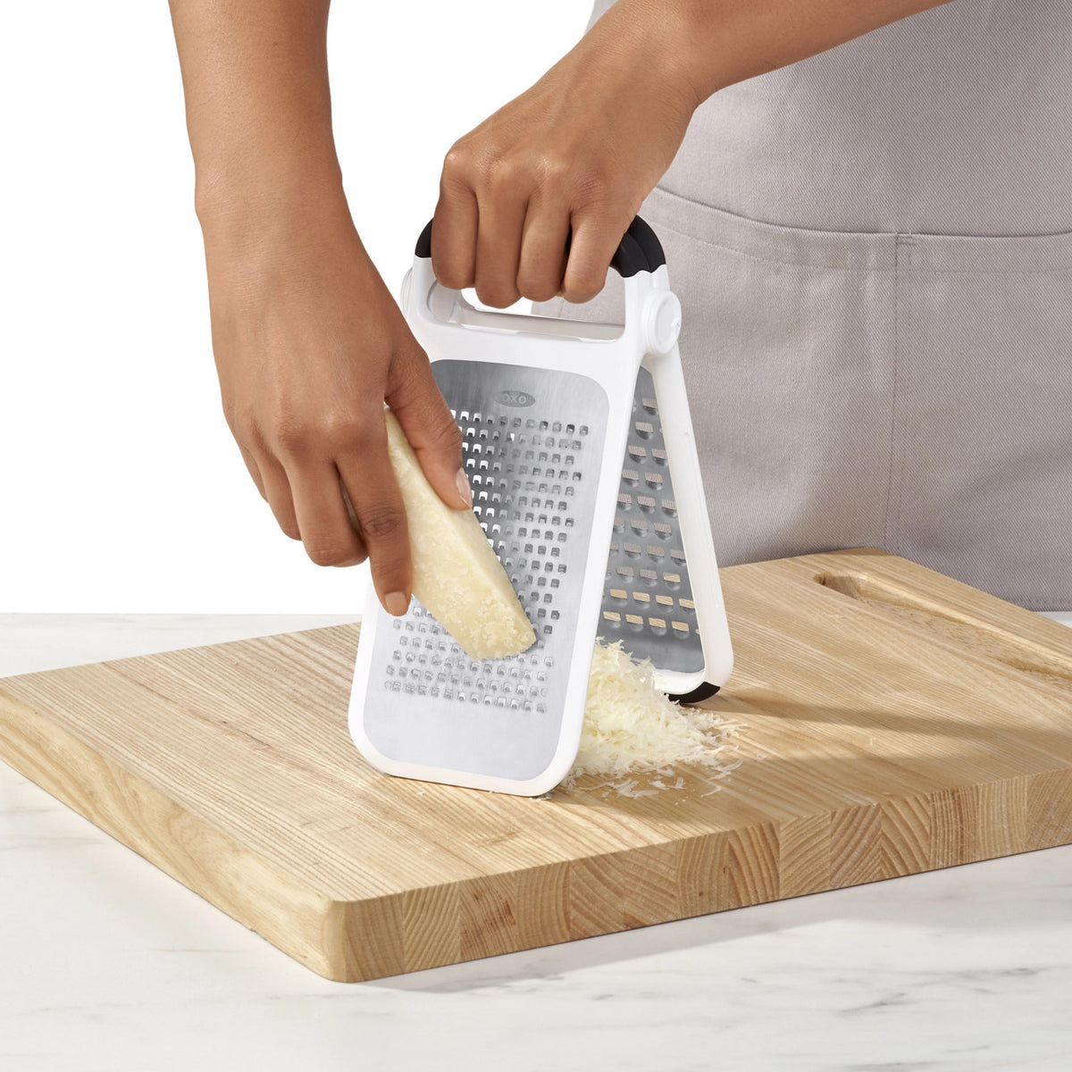 OXO Doppelreibe, geätzt in Weiss präsentiert im Onlineshop von KAQTU Design AG. Küchenhelfer ist von OXO