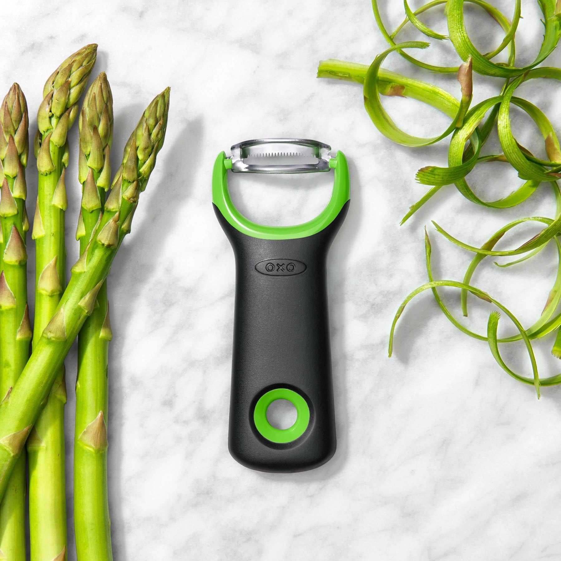 Der OXO GG Spargel Schäler in leuchtendem Grün, perfekt für schnelles und einfaches Schälen von Spargel und Gemüse.