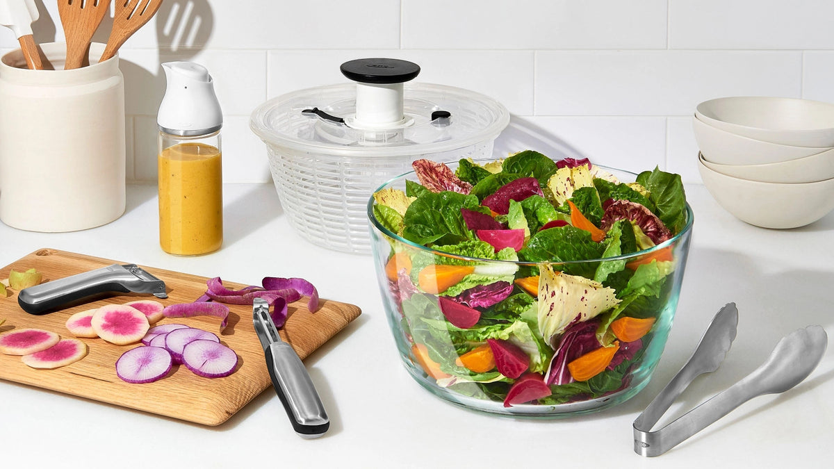 OXO Good Grips Glas-Salatschleuder in Transparent präsentiert im Onlineshop von KAQTU Design AG. Salatzubehör ist von OXO