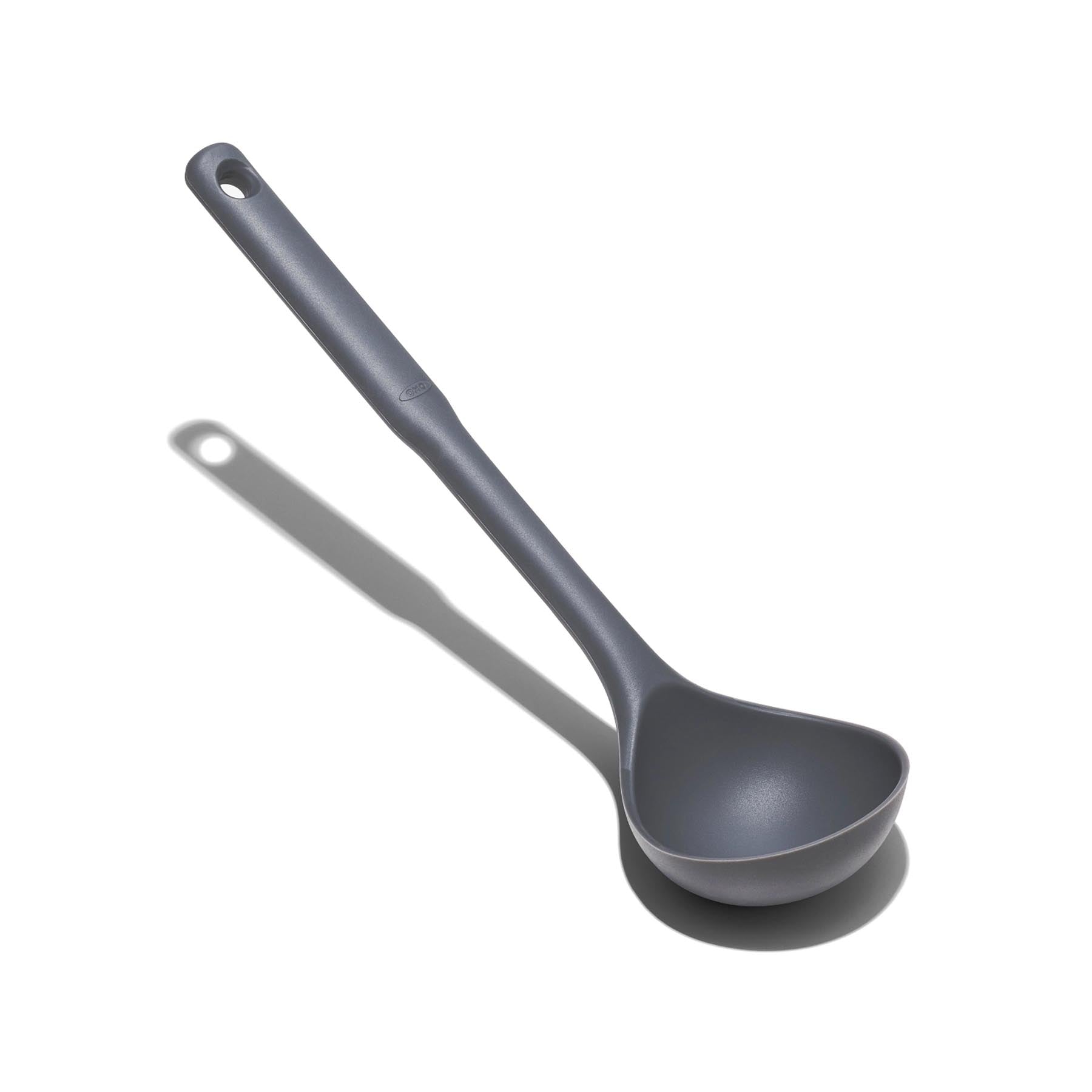 Großer Schöpflöffel aus hochwertigem Silikon von OXO in modernem Grau, perfekt zum Servieren von köstlichen Speisen in jeder Küche.