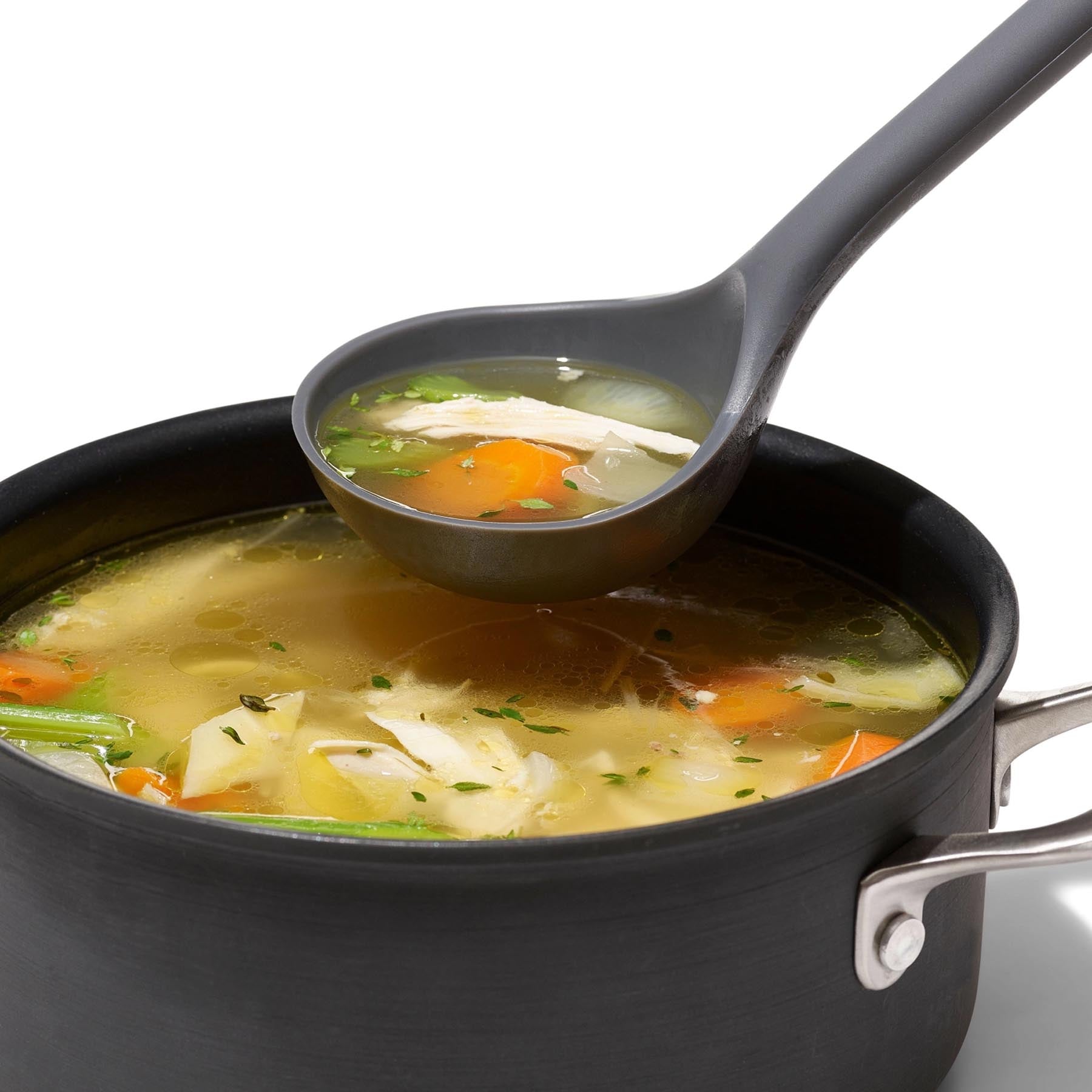 Großer Silikon-Schöpflöffel von OXO in elegantem Grau, ideal zum Portionieren und Servieren von Suppen und Eintöpfen.