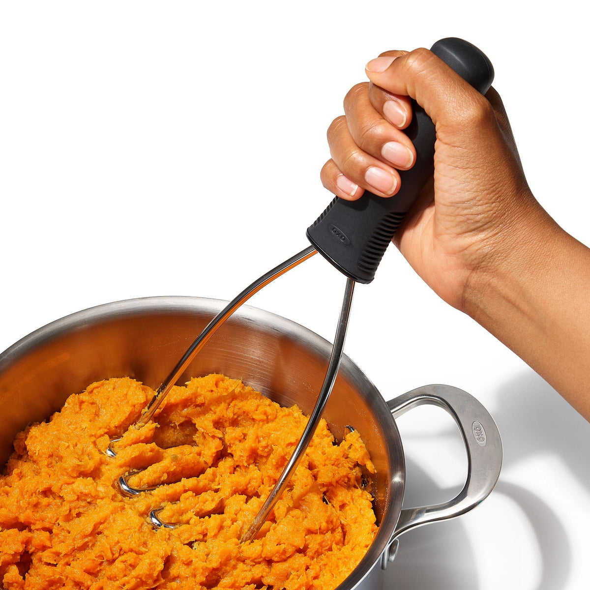 Kartoffelstampfer in Schwarz präsentiert im Onlineshop von KAQTU Design AG. Küchenhelfer ist von OXO