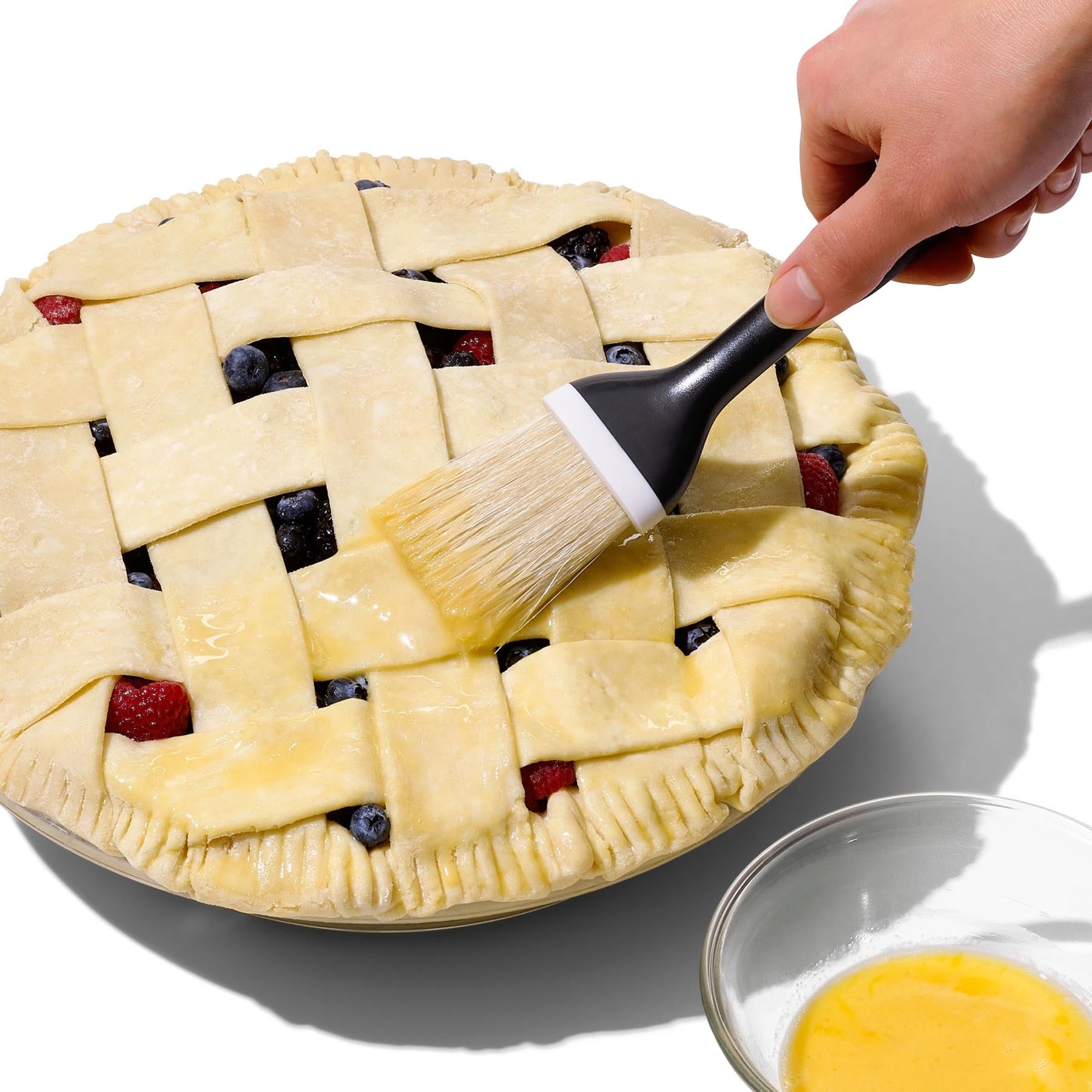 Eleganter Backpinsel von OXO mit 24x5cm und weichen Naturborsten, ideal für präzises Auftragen von Teigen und Glasuren in der Backkunst.