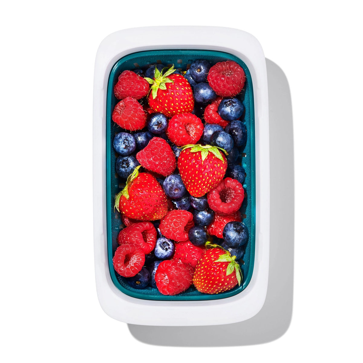 OXO Good Grips Prep Go Behälter mit Sieb 0.45L in Blau präsentiert im Onlineshop von KAQTU Design AG. Aufbewahrungsdose ist von OXO