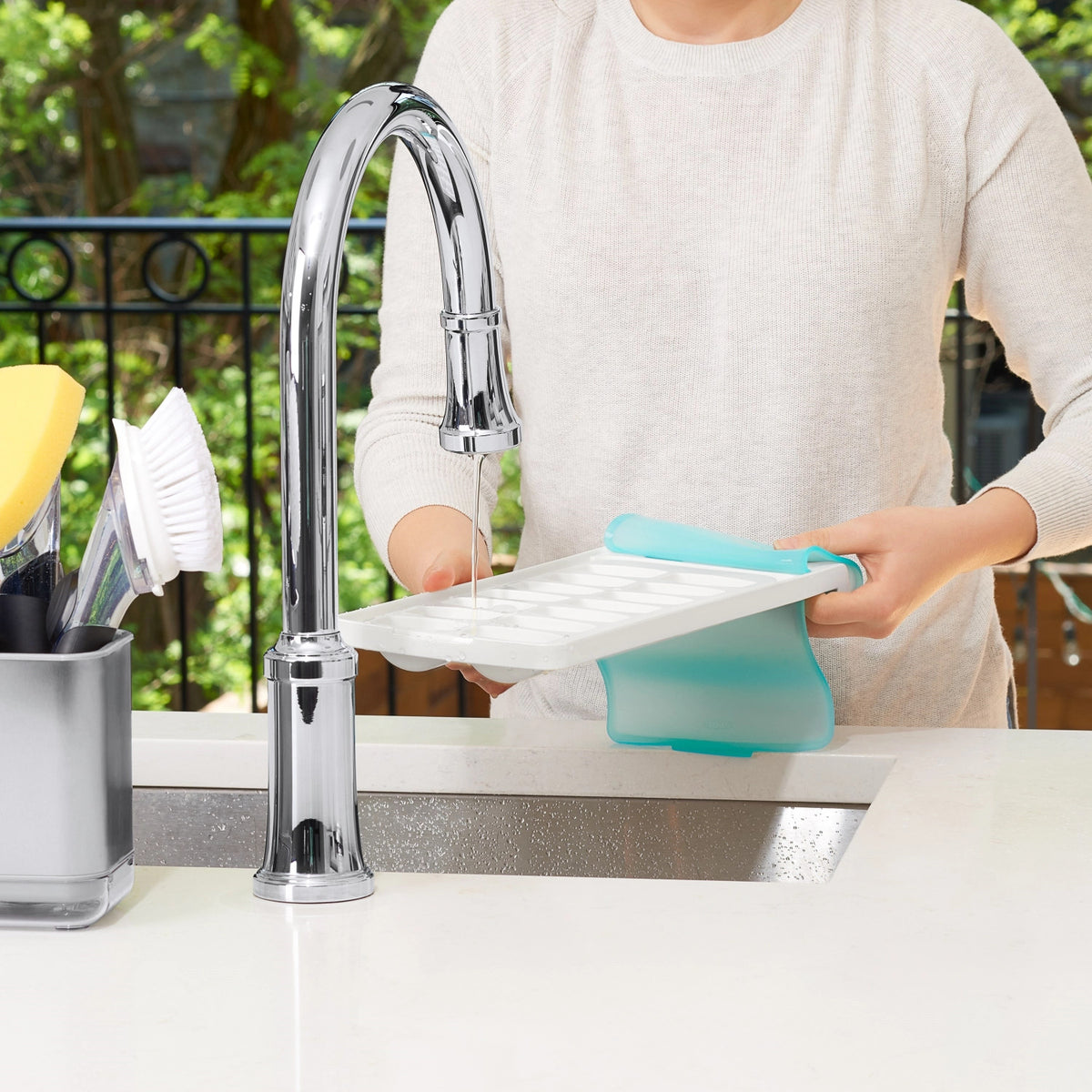 Good Grips auslaufsichere Eiswürfelschale in Blau präsentiert im Onlineshop von KAQTU Design AG. ist von OXO