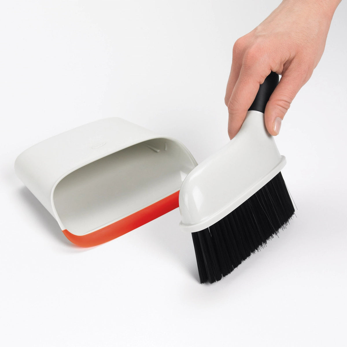 Kompaktes Kehrschaufel Bürsten-Set in Weiss präsentiert im Onlineshop von KAQTU Design AG. Besen ist von OXO