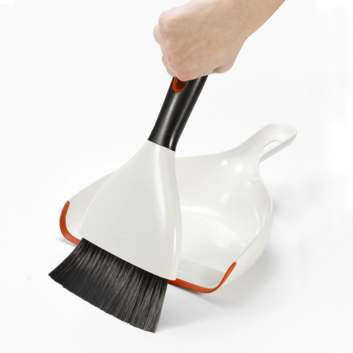 Kompaktes Kehrschaufel Bürsten-Set in Weiss präsentiert im Onlineshop von KAQTU Design AG. Besen ist von OXO