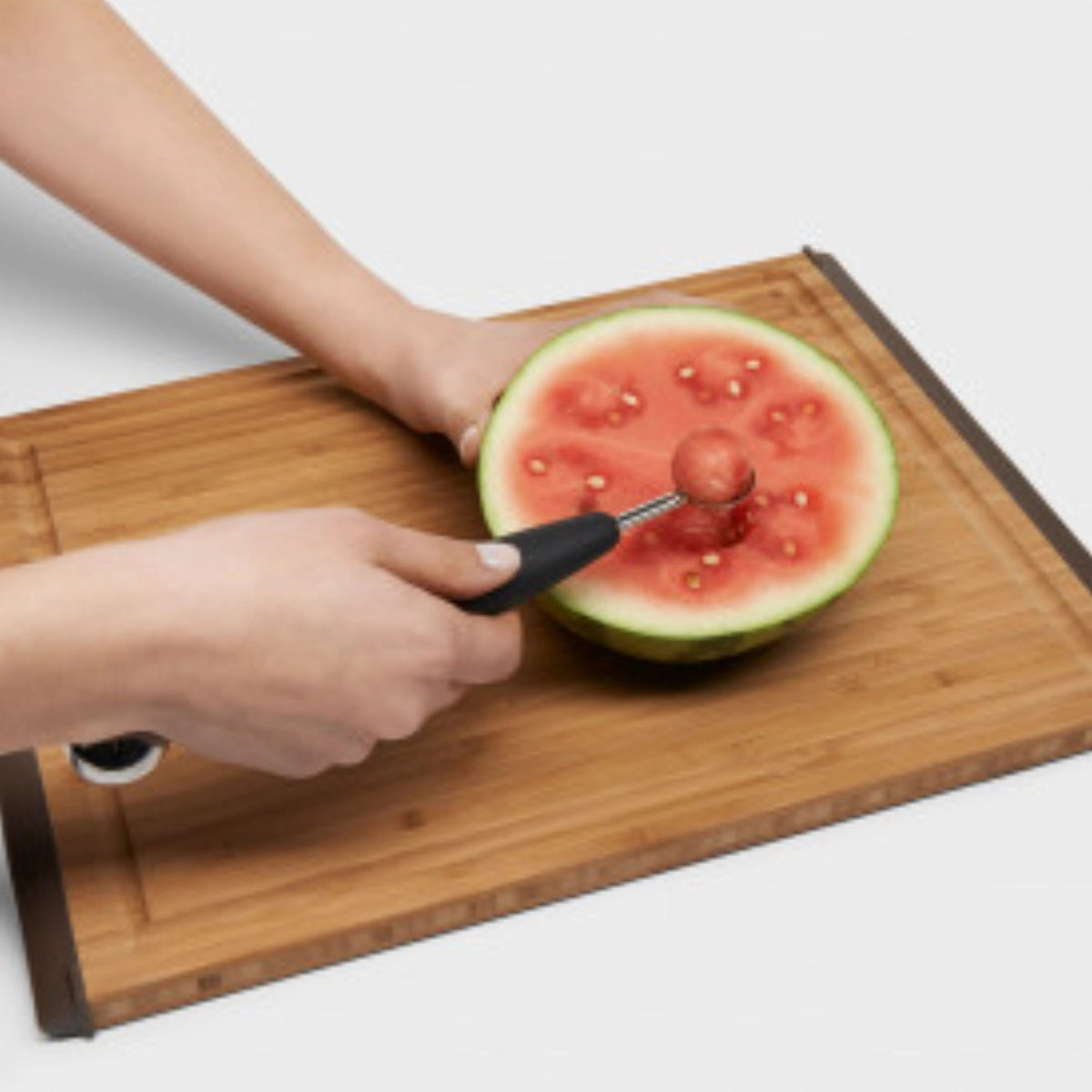 Kugelausstecher für Früchte, schwarz in Schwarz präsentiert im Onlineshop von KAQTU Design AG. Küchenhelfer ist von OXO