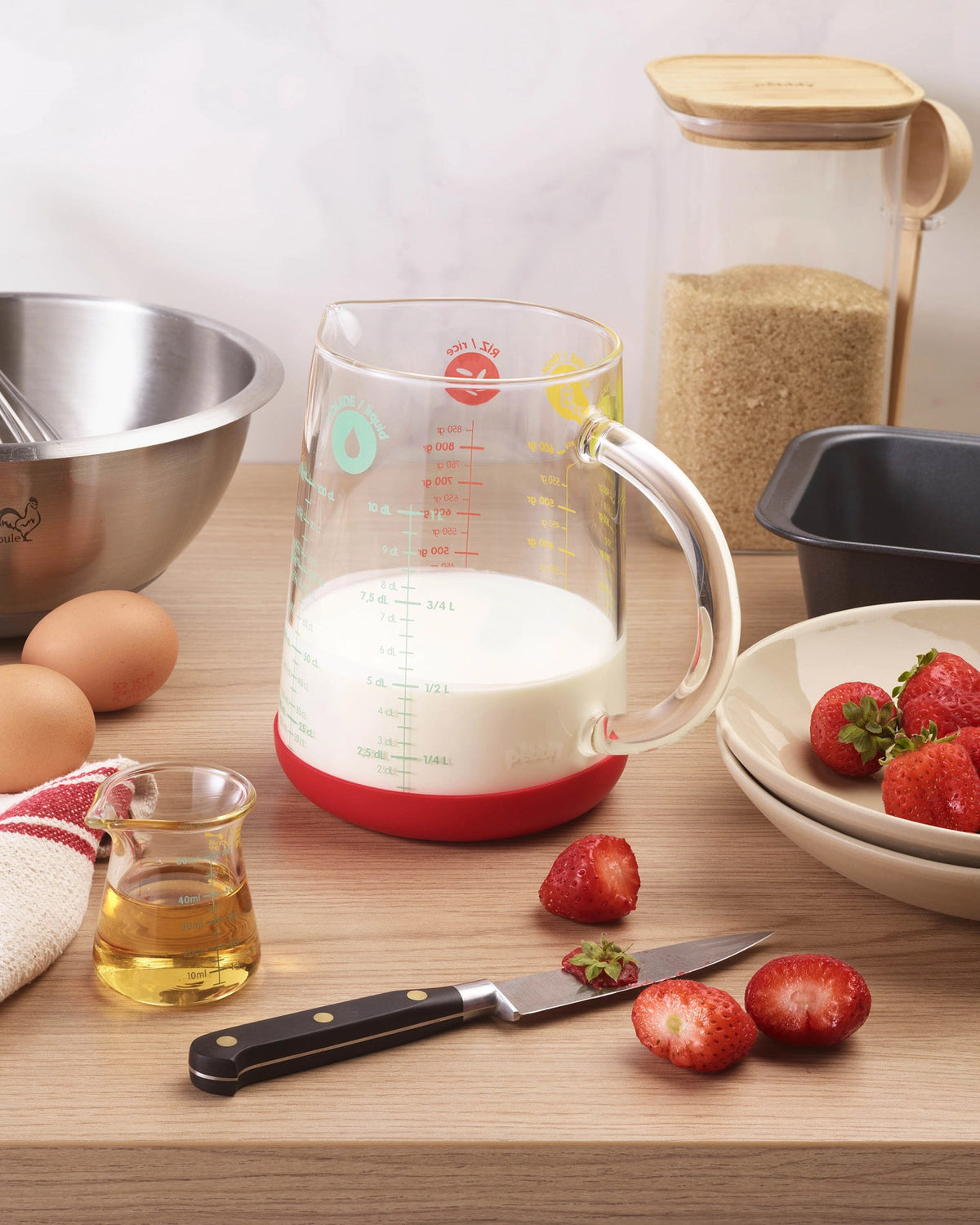 Pebbly Messbecher mit Silikonboden 1L Rot in Rot präsentiert im Onlineshop von KAQTU Design AG. Küchenhelfer ist von Pebbly